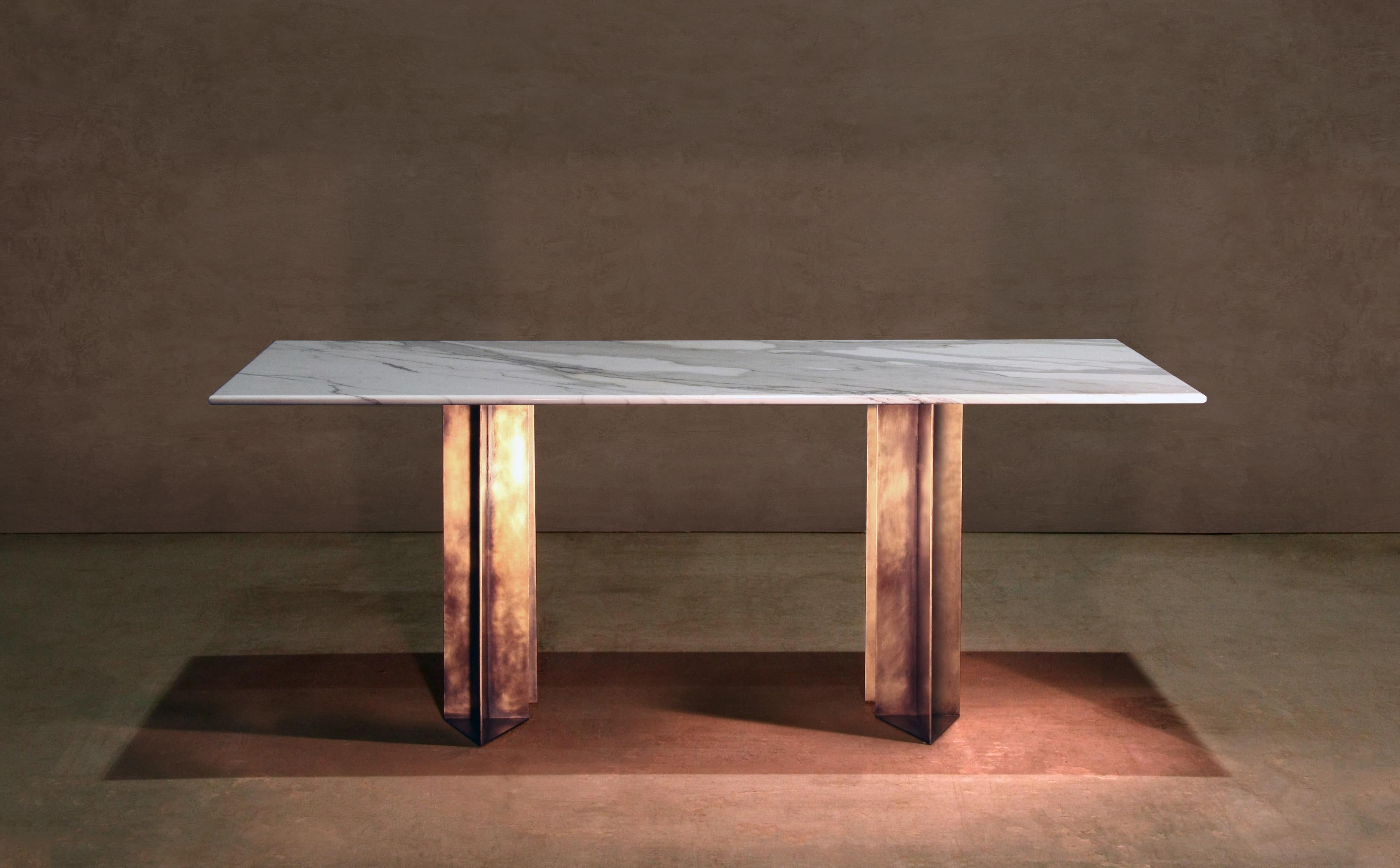 Moderne Table de salle à manger Metropolis en marbre et laiton de Lind and Almond pour Novocastrian en vente