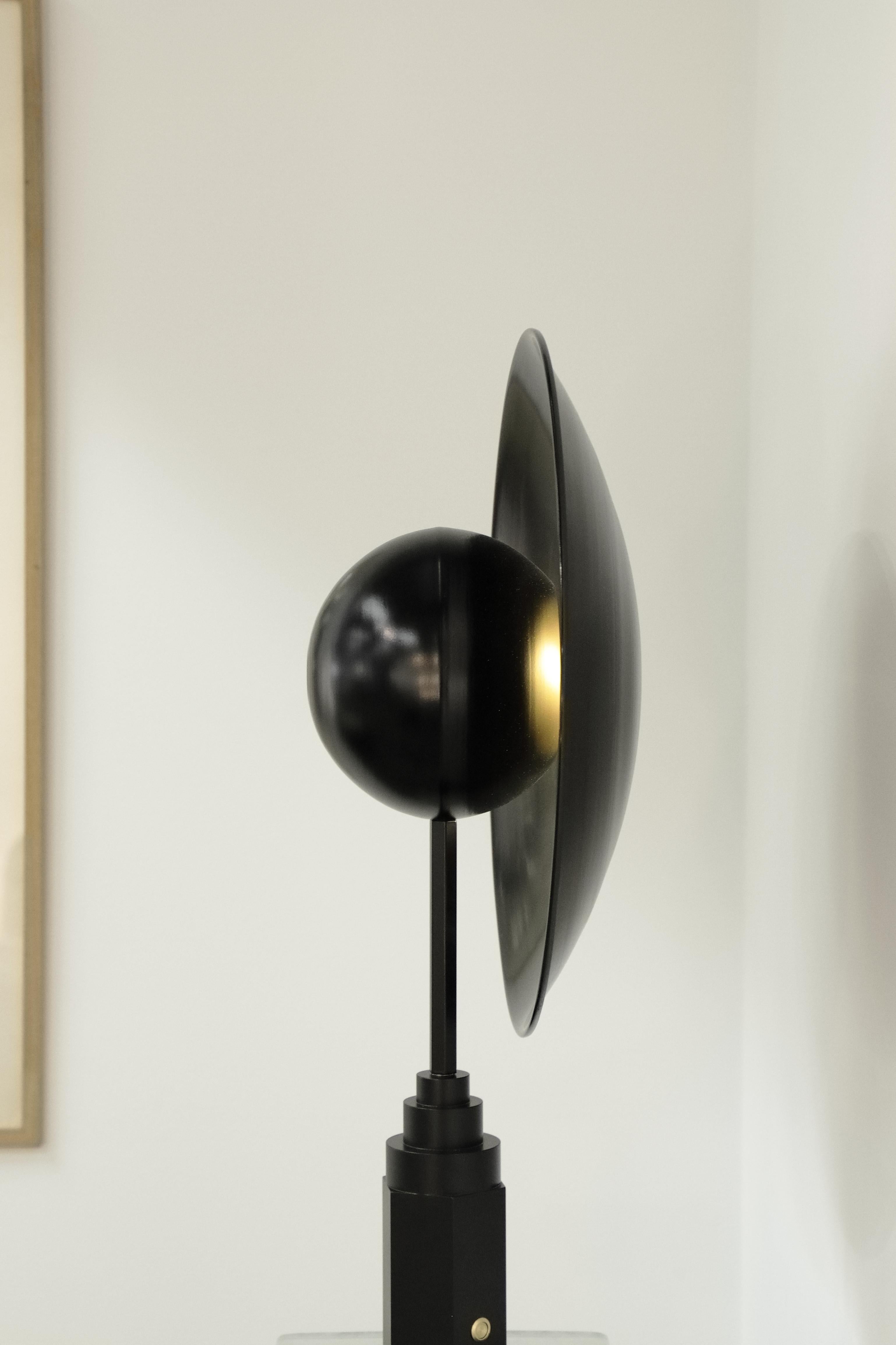 Postmoderne Lampe de bureau Metropolis Noir en laiton en édition limitée de Jan Garncarek en vente