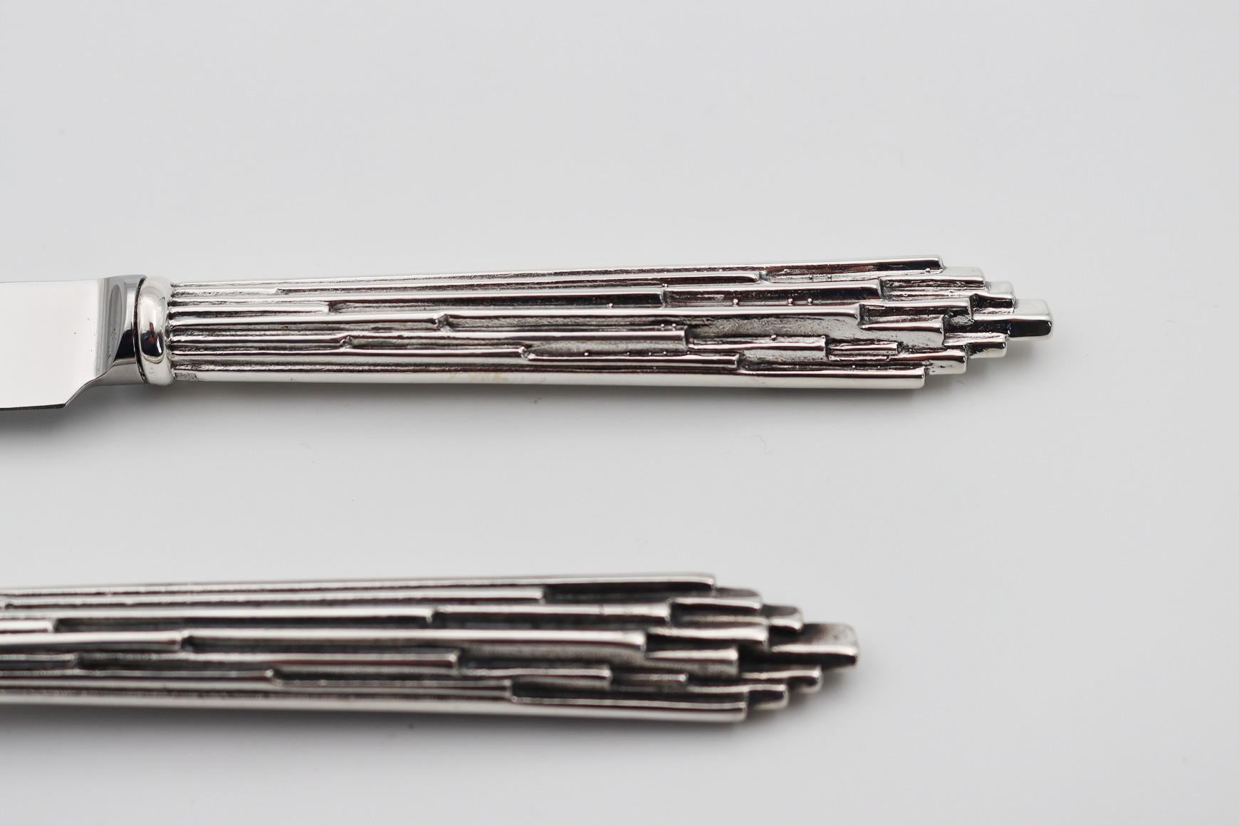 METROPOLIS set of 2 pieces in silver bronze or gold bronze

Set of 2 pieces (table forks/fish, table knife or meat/fish knife) in silver bronze 35/42 microns

It is possible to order all products separately or set of 4 piece

Table