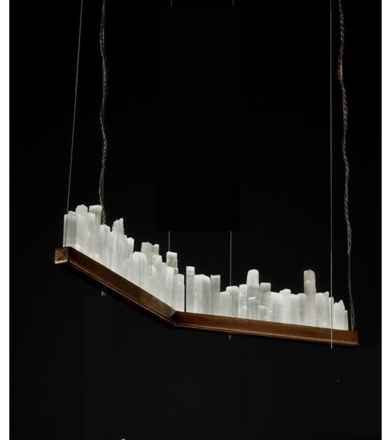 Metropolis Skyline pendant lamp 
Dimensions: D 20 x W 75 x H 18 cm 
Materials: Aluminum, plated. Natural Quartz. 
Lighting: 01 x 9W LED 600 lumens.
Finish: Silver Veneer, Aged Silver Veneer, Gold Veneer, Aged Gold Veneer, Copper Veneer, Aged