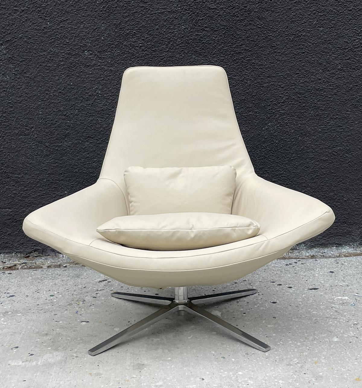 Armchair designed by Jeffrey Bernet and manufactured in Italy by B&B italy.

The chair was produced in 2002 and we just had it reupholstered in a beautiful cream leather.
The seat that flows uninterruptedly into the armrests is the hallmark of