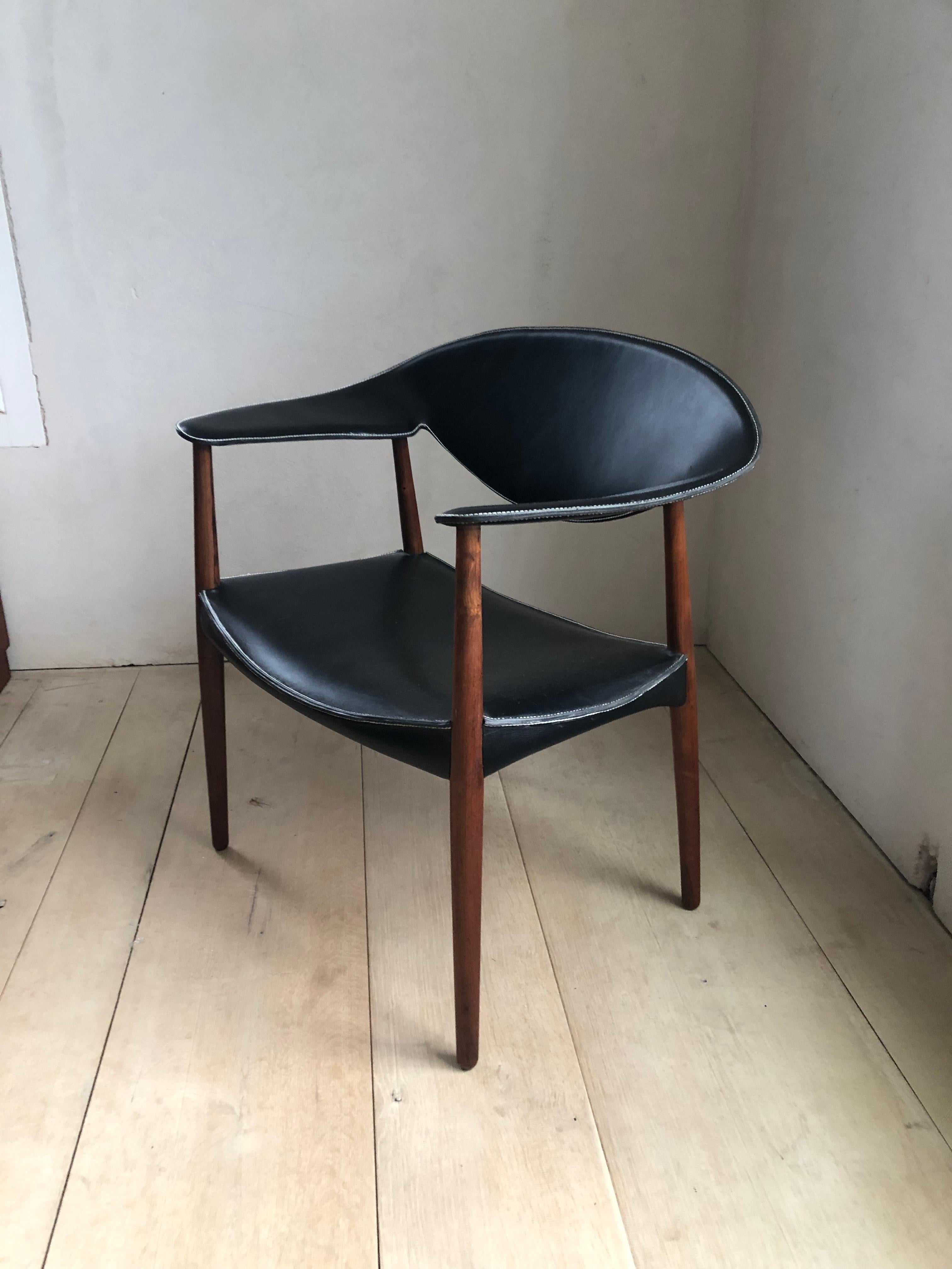 Ejner Larsen et Aksel Bender Madsen
Rare fauteuil 'Metropolitan', modèle n° 2842/L
Design/One 1949, exécuté vers 1961
Bois de rose, cuir

Exécuté par le maître ébéniste Willy Beck, Copenhague, Danemark. Le dessous porte une étiquette métallique