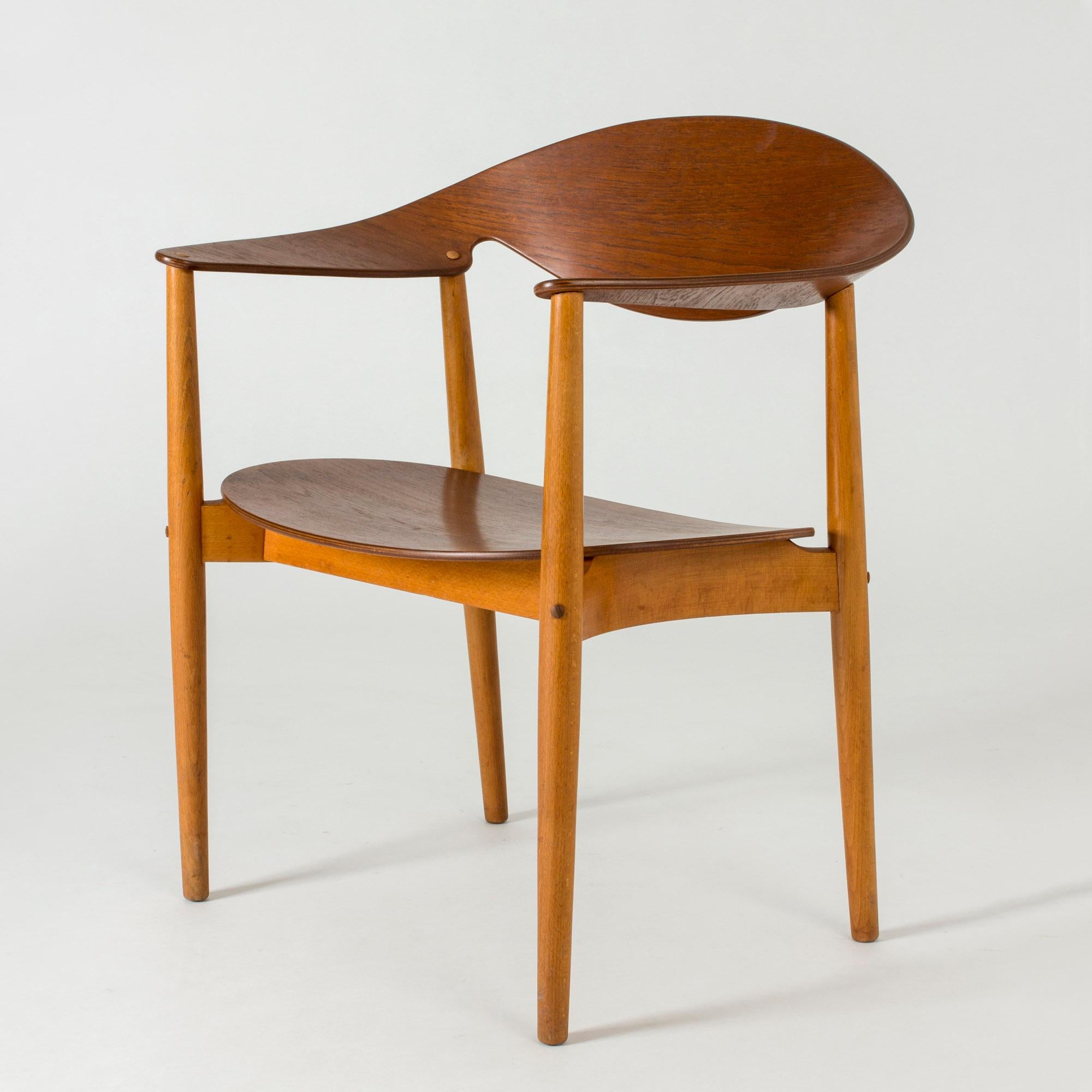 “Metropolitan Chair”, designed by Ejner Larsen & Aksel Bender Madsen in 1950. Made from beech and sculpted teak plywood where the backrest is made from a single piece. Beech plugs hide the screw holes and make a great addition to the design. The