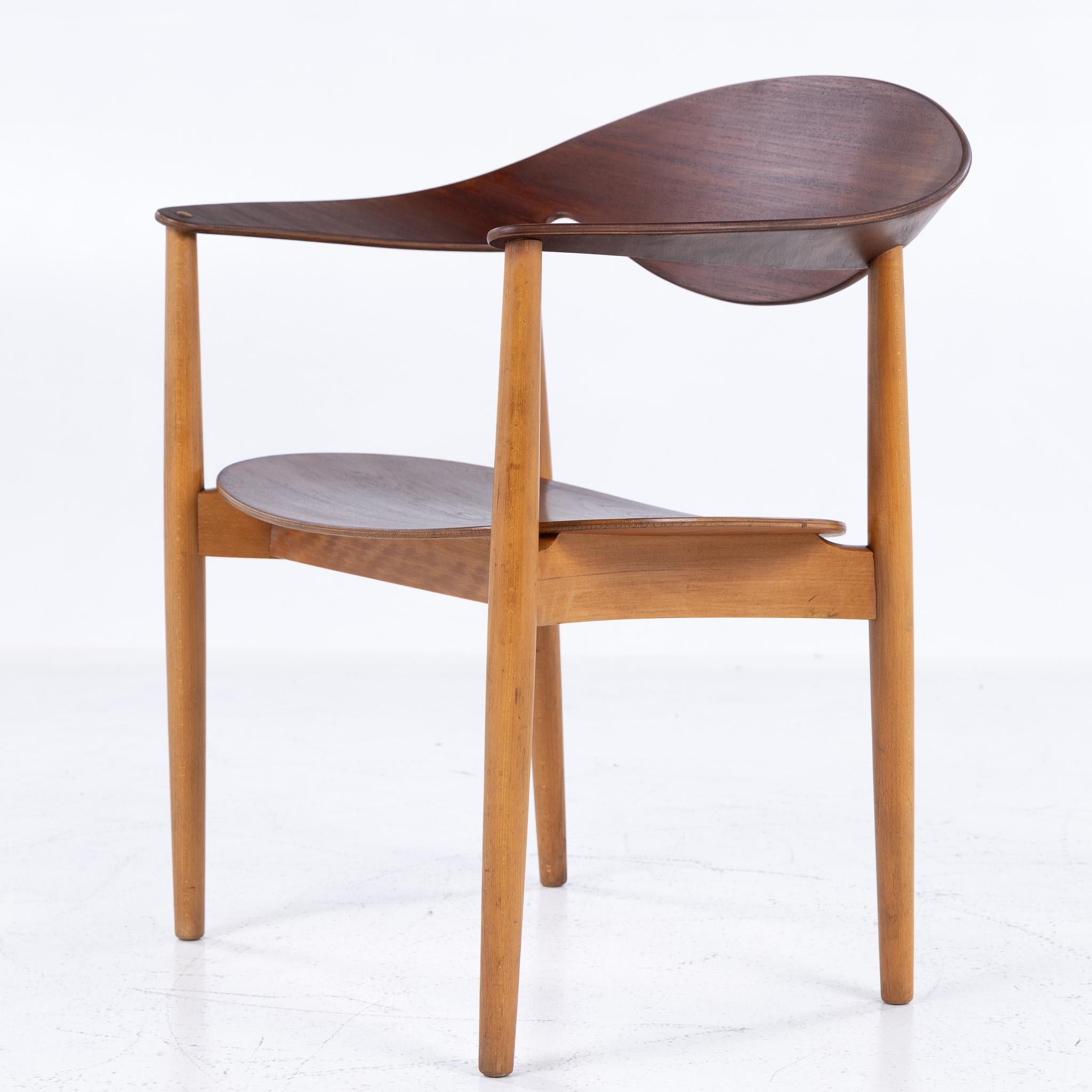 Chaise Metropolitan en hêtre patiné et teck.
Conçu par Ejner Larsen & Aksel Bender Madsen, fabriqué par Fritz Hansen.