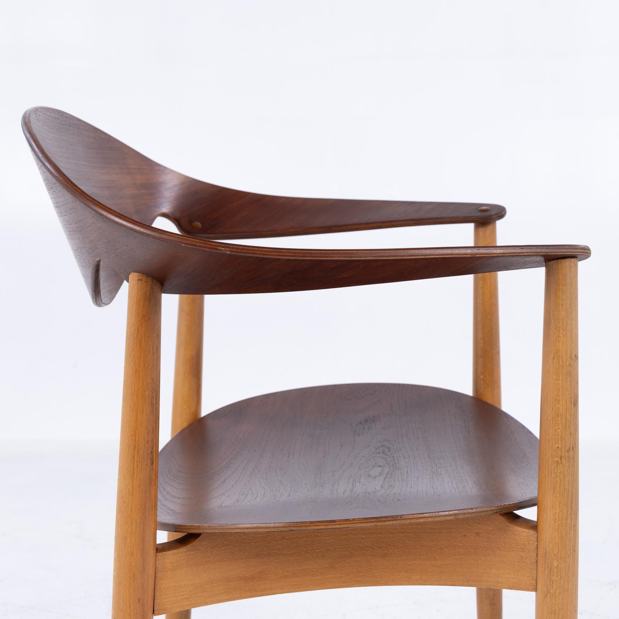 20ième siècle Chaise Metropolitan en hêtre patiné et teck. en vente