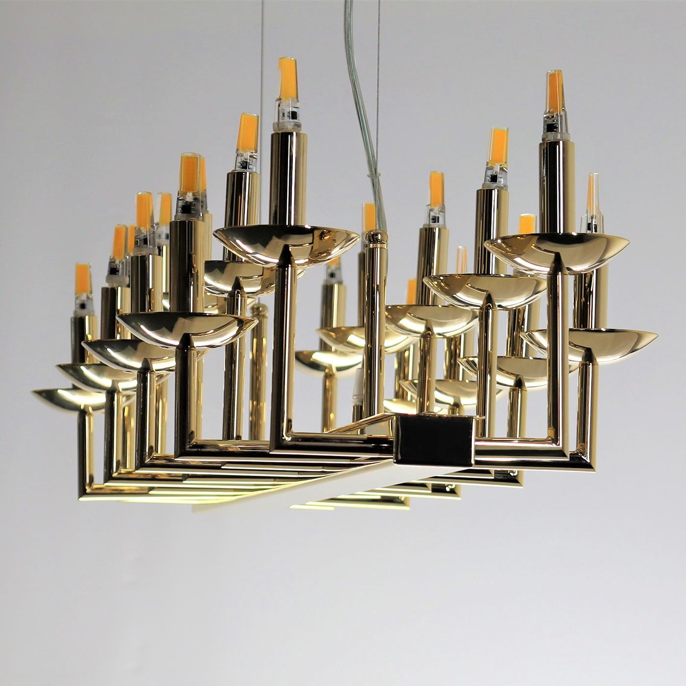La nuova versione 2021 del lampadario moderno METROPOLITAN di Luigi Aiardo presenta piccoli bracci a forma di L dal design elegante e minimale collegati a moduli rettangolari. METROPOLITAN è uno dei bestseller del marchio italiano Aiardini per i
