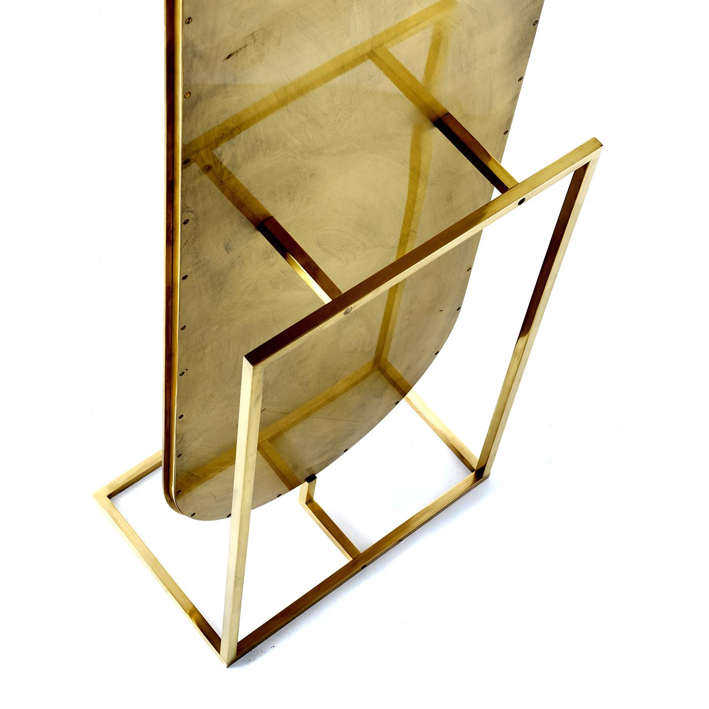 This fancy piece identified by its minimalistic and essential design is perfect to put in any room that needs an elegant yet fashionable mirror. The surface is clear and is framed with a deluxe brass structure. A magnificent item that will satisfy