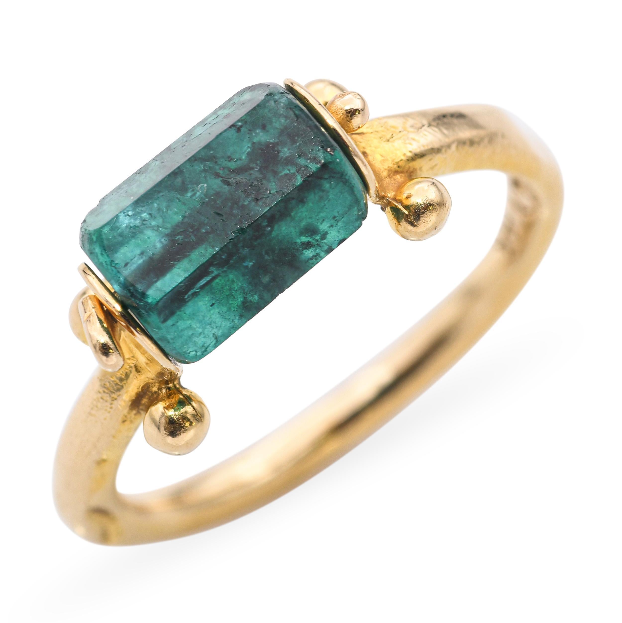 Inspiriert von der Eleganz und Symbolik der Antike ist dieser Ring aus 14 Karat Gelbgold eine originalgetreue Nachbildung eines ägyptisch-hellenistischen Originals, das vom Metropolitan Museum of Art reproduziert wurde. In seinem Zentrum befindet