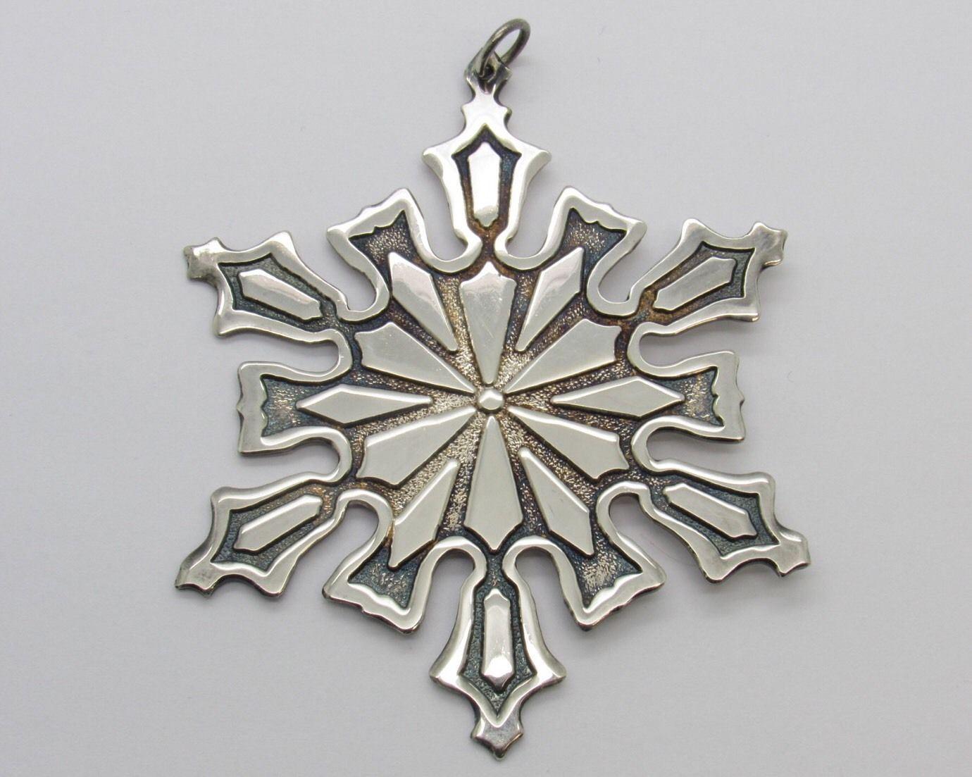 Metropolitan Museum of Art Silver Snowflake Christmas Ornament. Marked: 1977 MMA. Measures: 2 3/4