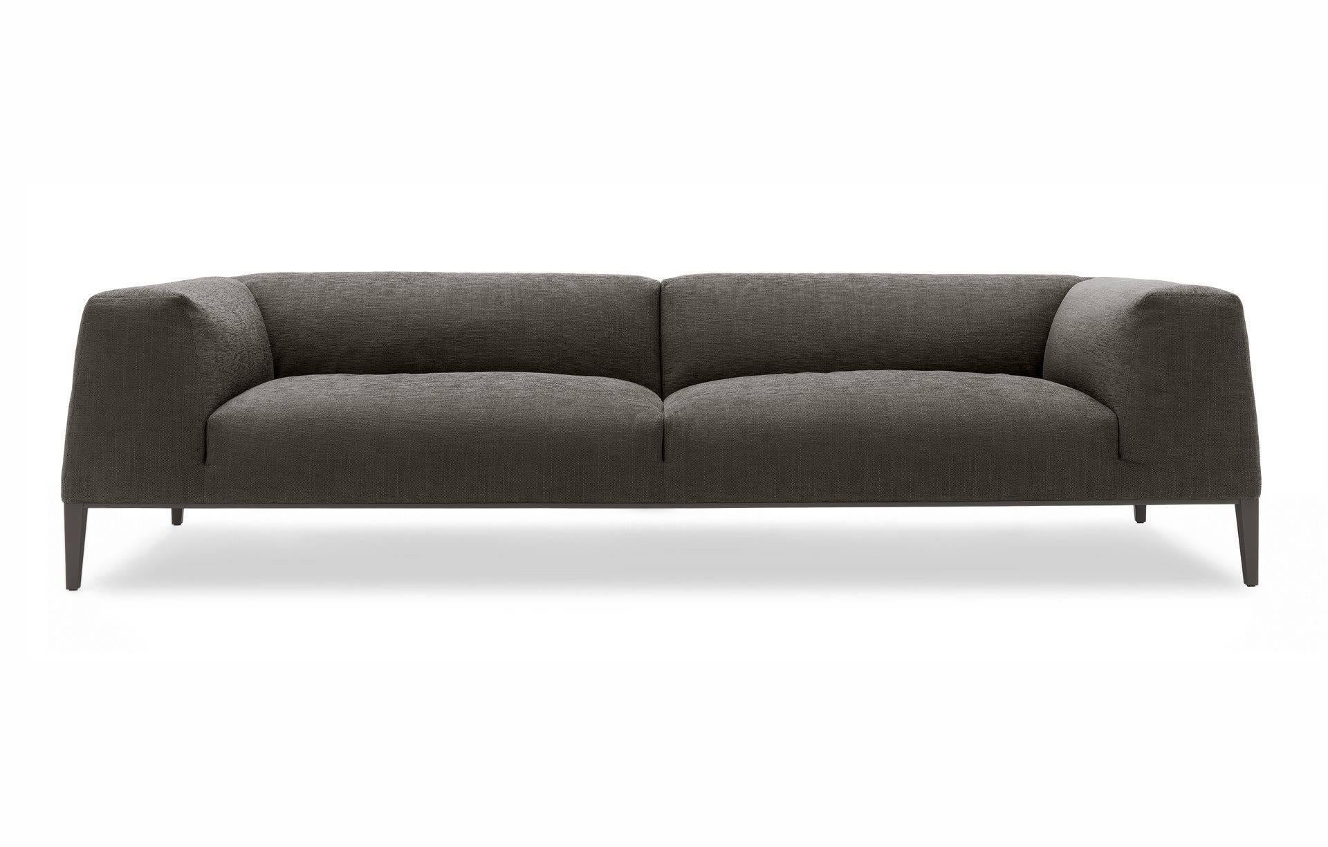 Metropolitan, designed by Jean-Marie Massaud, is a sofa oozing impeccable elegance. This solution stands out for its optional side pockets and the minimum-thickness aluminium frame. The Metropolitan straight sofa comes in three length options of