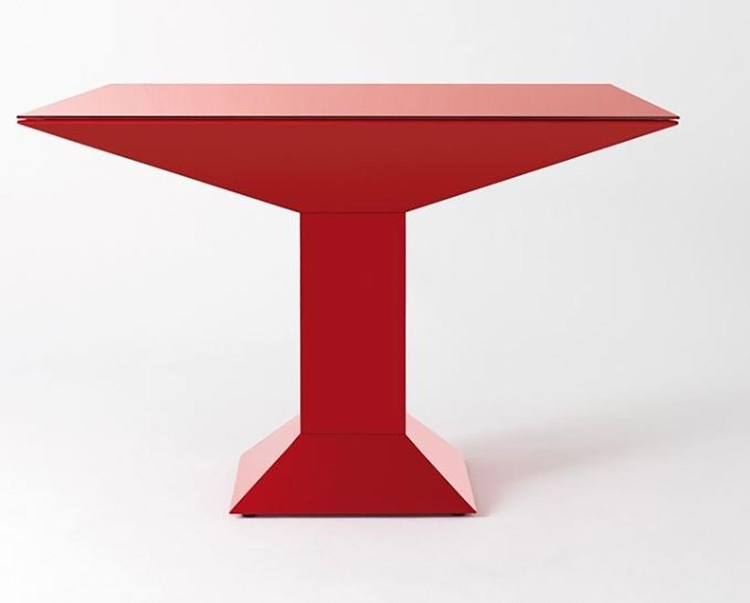 Table Metsass conçue par Ettore Sottsass Jr. pour BD Barcelona. La structure est faite de feuilles d'acier plates, peintes en rouge. Le plateau en verre est peint dans la même couleur que la base. Dans les années 1970, Sottsass a créé de nombreux