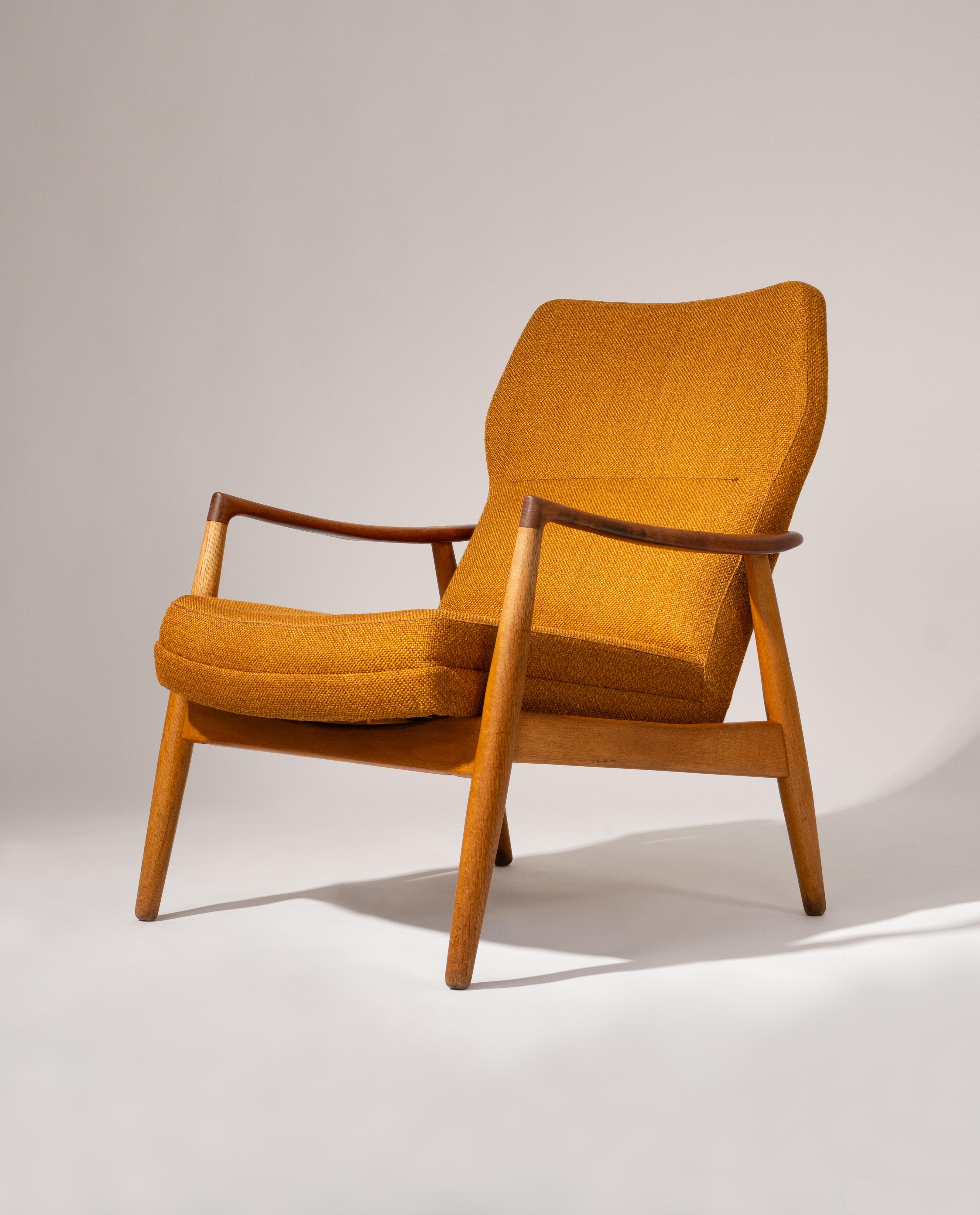 The Mette armchair, designed by Arnold Madsen and Henry Schubell for Bovenkamp between 1960 and 1969, is a striking example of Danish modern design. Crafted with an elegant oak frame and beautifully sculpted teak armrests, the chair exemplifies the