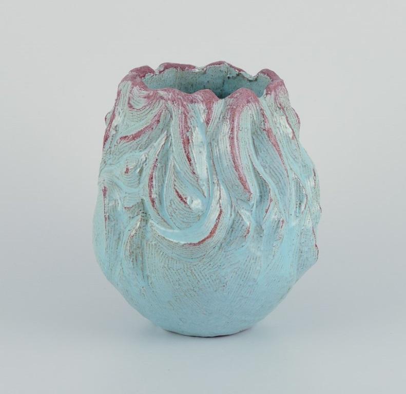 Mette Doller, Svaneke, Danemark. 
Vase unique en céramique avec une glaçure turquoise.
Environ dans les années 1960.
Signé.
En bon état, avec des fissures dues à la production.
Dimensions : H 18,0 cm x P 15,0 cm : H 18,0 cm x D 15,0 cm.
