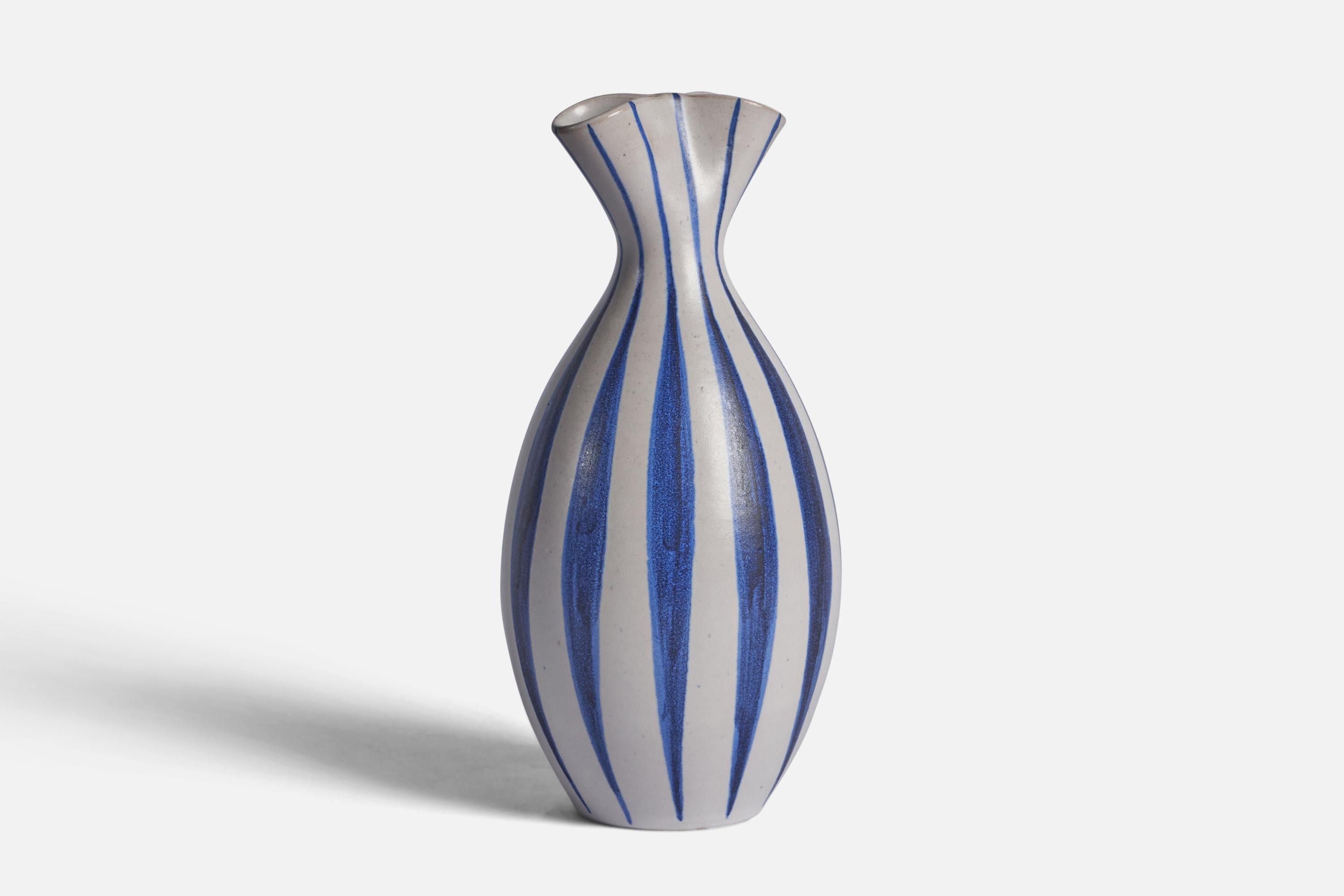 Eine handbemalte Vase aus weißem und blauem Steingut, entworfen von Mette Doller und hergestellt von Andersson & Johansson, Höganäs, Schweden, 1950er Jahre.