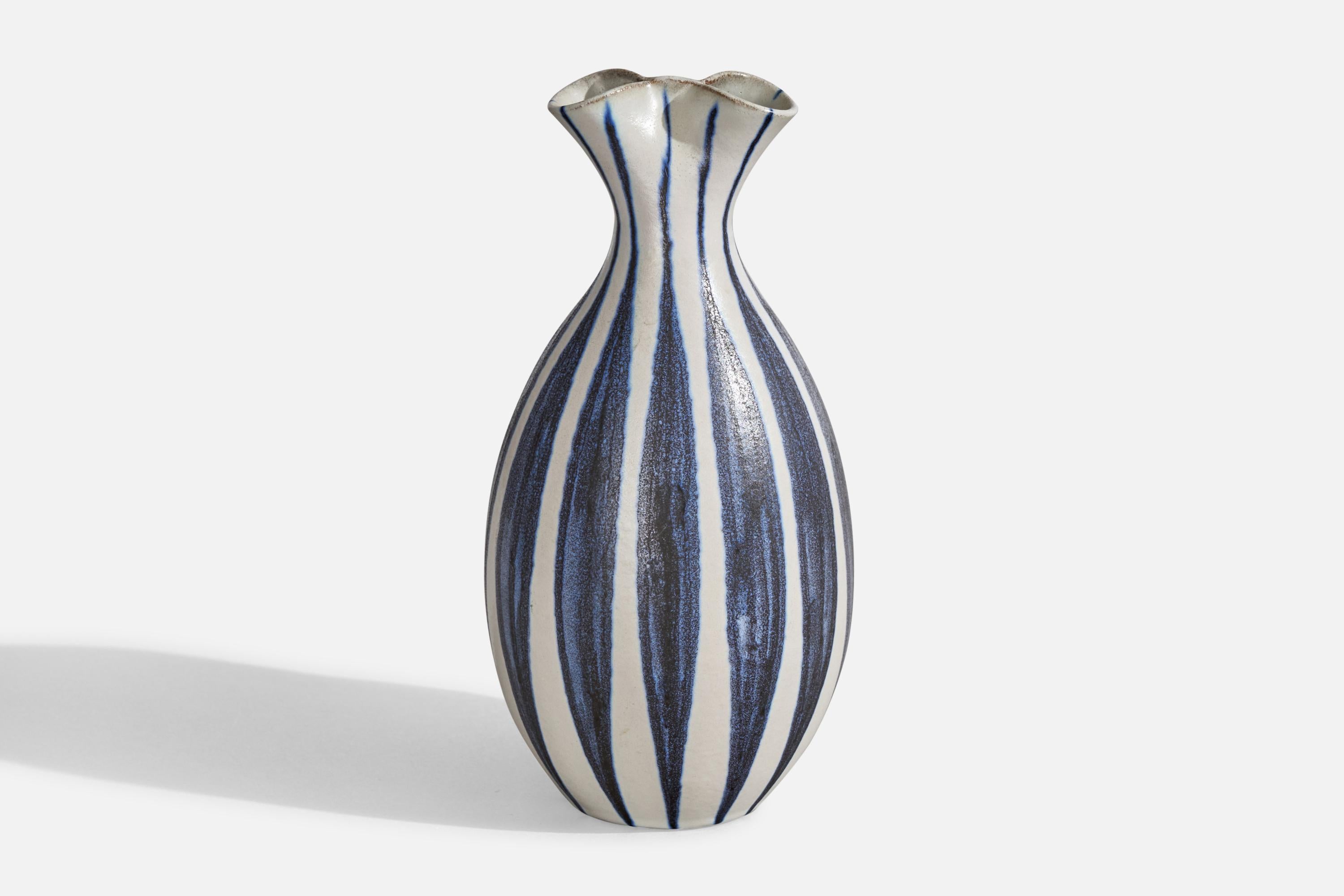 Jarrón de gres pintado a mano en blanco y azul, diseñado por Mette Doller y producido por Andersson & Johansson, Höganäs, Suecia, c. 1950.
