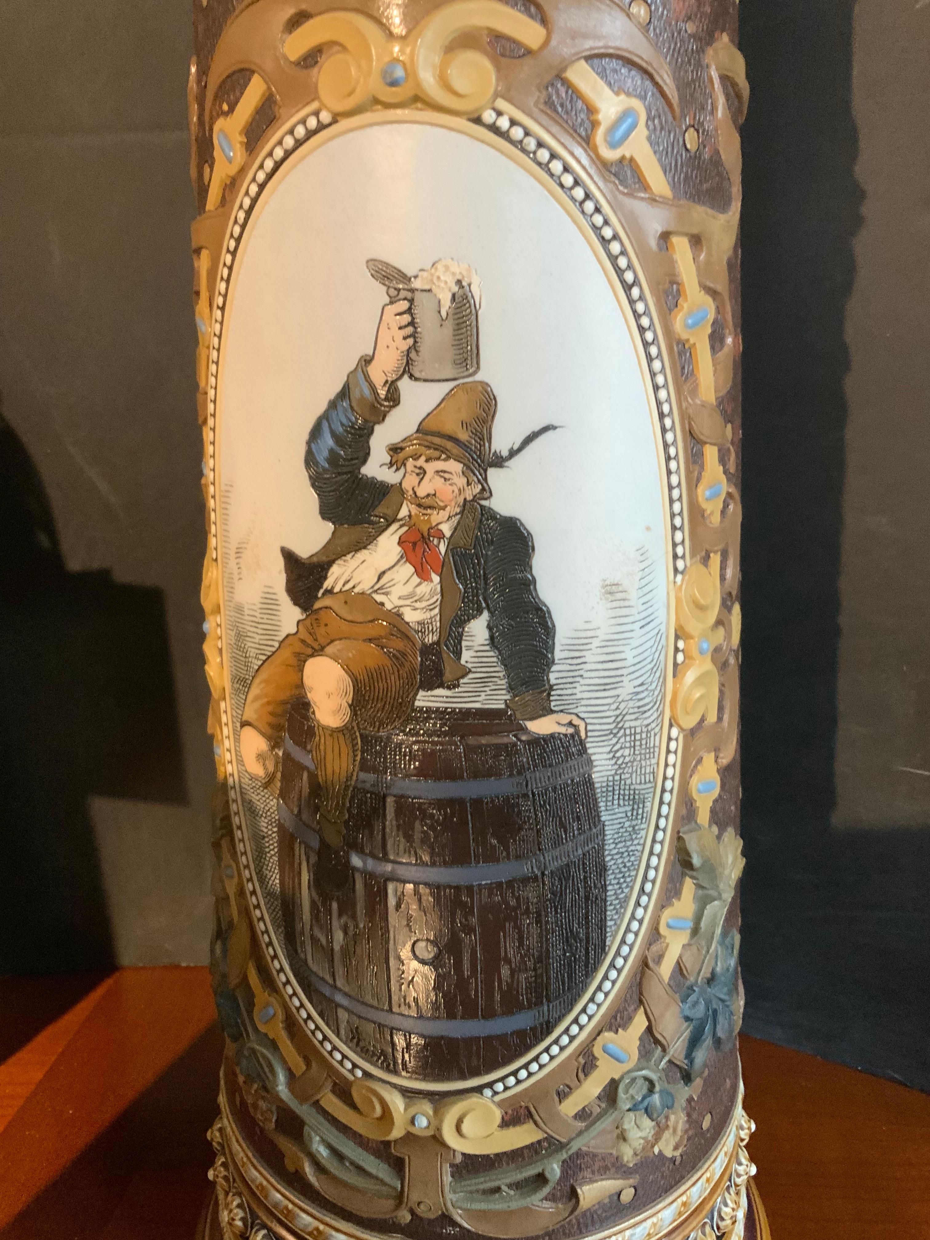 Se trata de un raro Pokal fabricado en Alemania para ser utilizado como recipiente para beber
Para la cerveza. Se ha pintado intrincadamente con un caballero en la cara
De la jarra con la taza levantada y sentada sobre un barril. 
