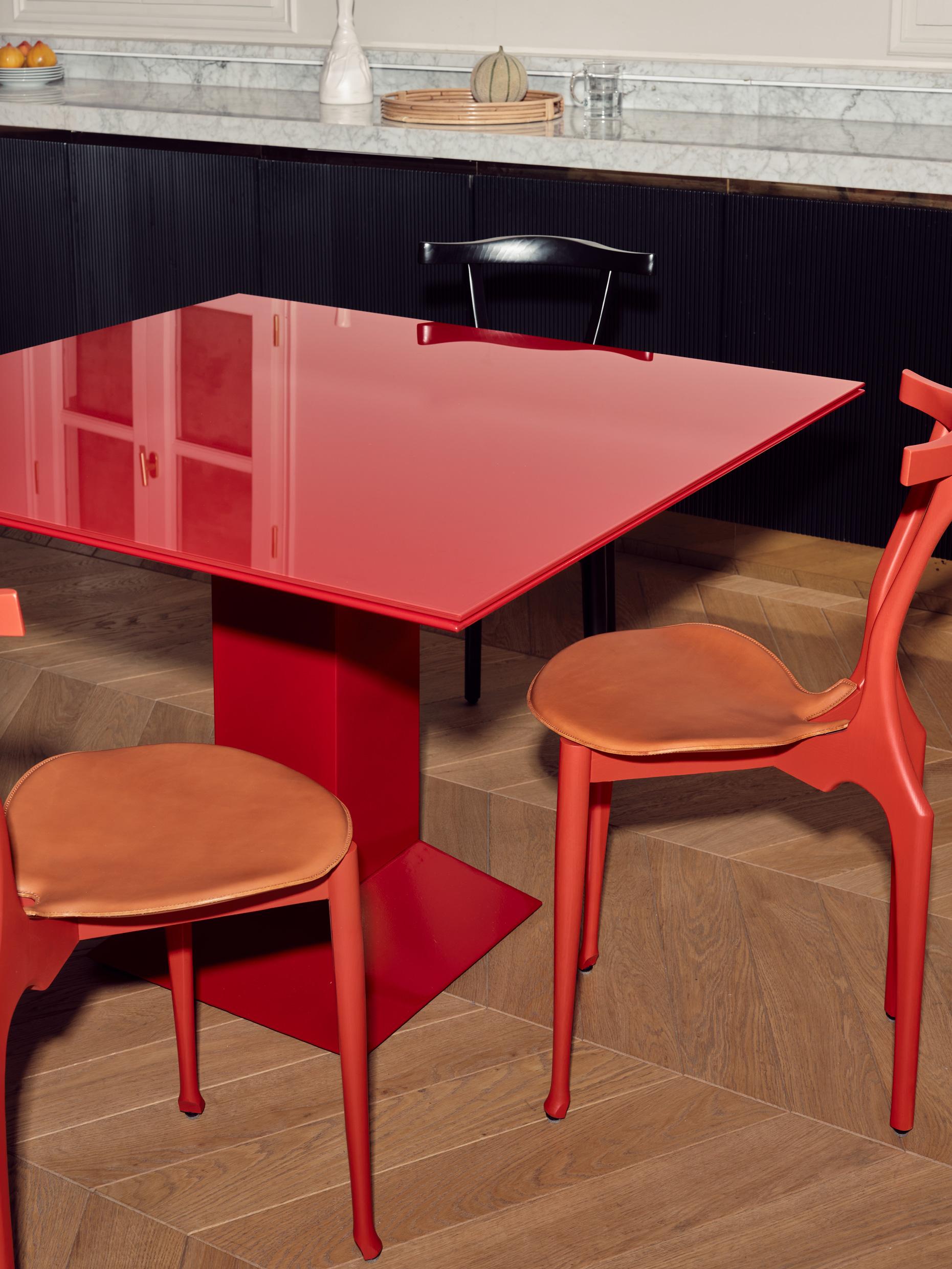 Table Mettsass, par Ettore Sottsass, Verre rouge, 20e siècle en vente 3