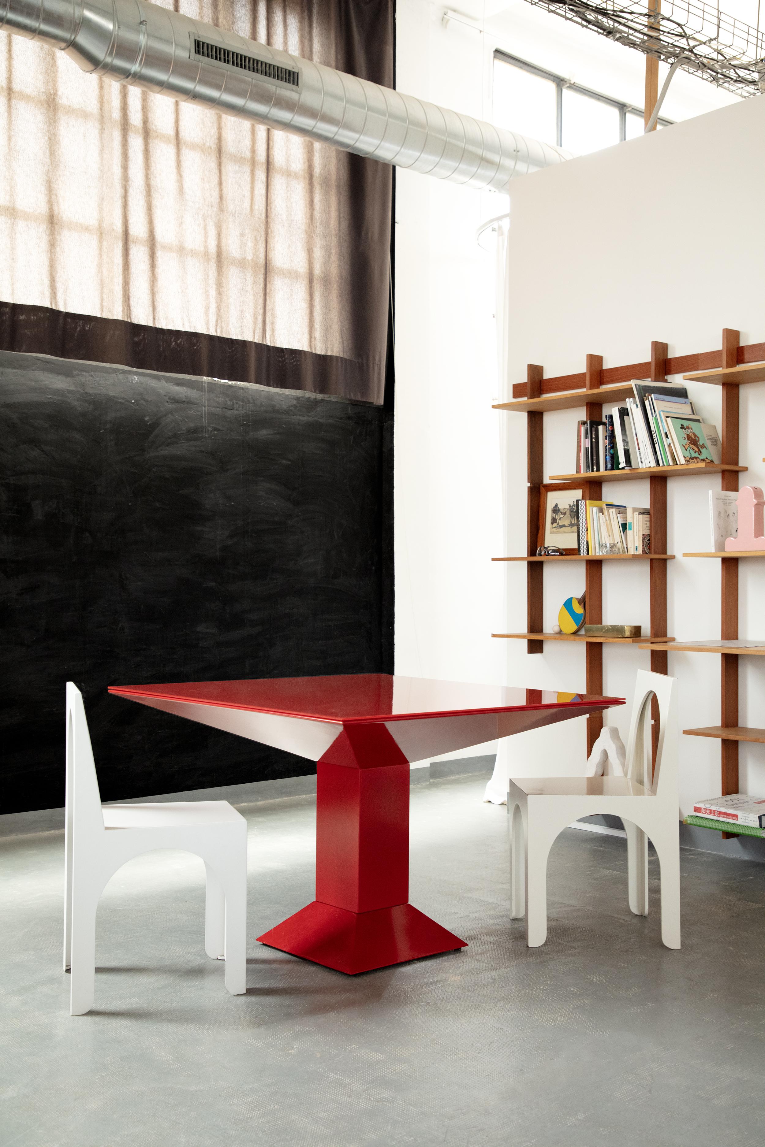 Vernissé Table Mettsass, par Ettore Sottsass, Verre rouge, 20e siècle en vente