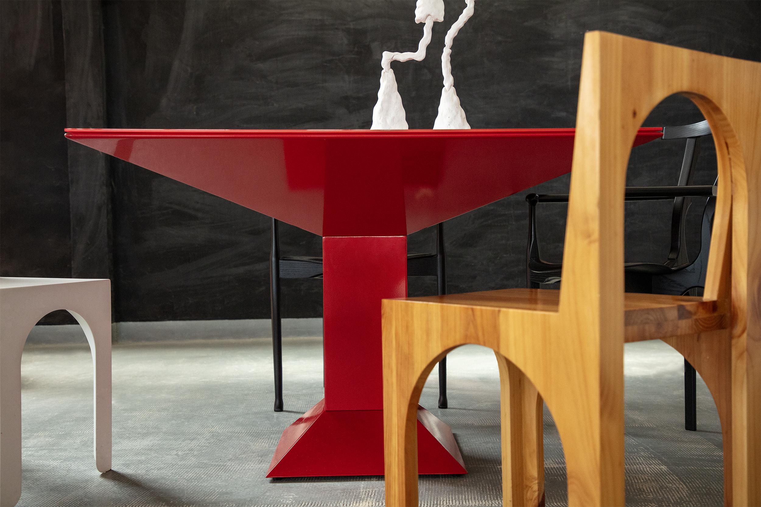 Table Mettsass, par Ettore Sottsass, Verre rouge, 20e siècle en vente 1