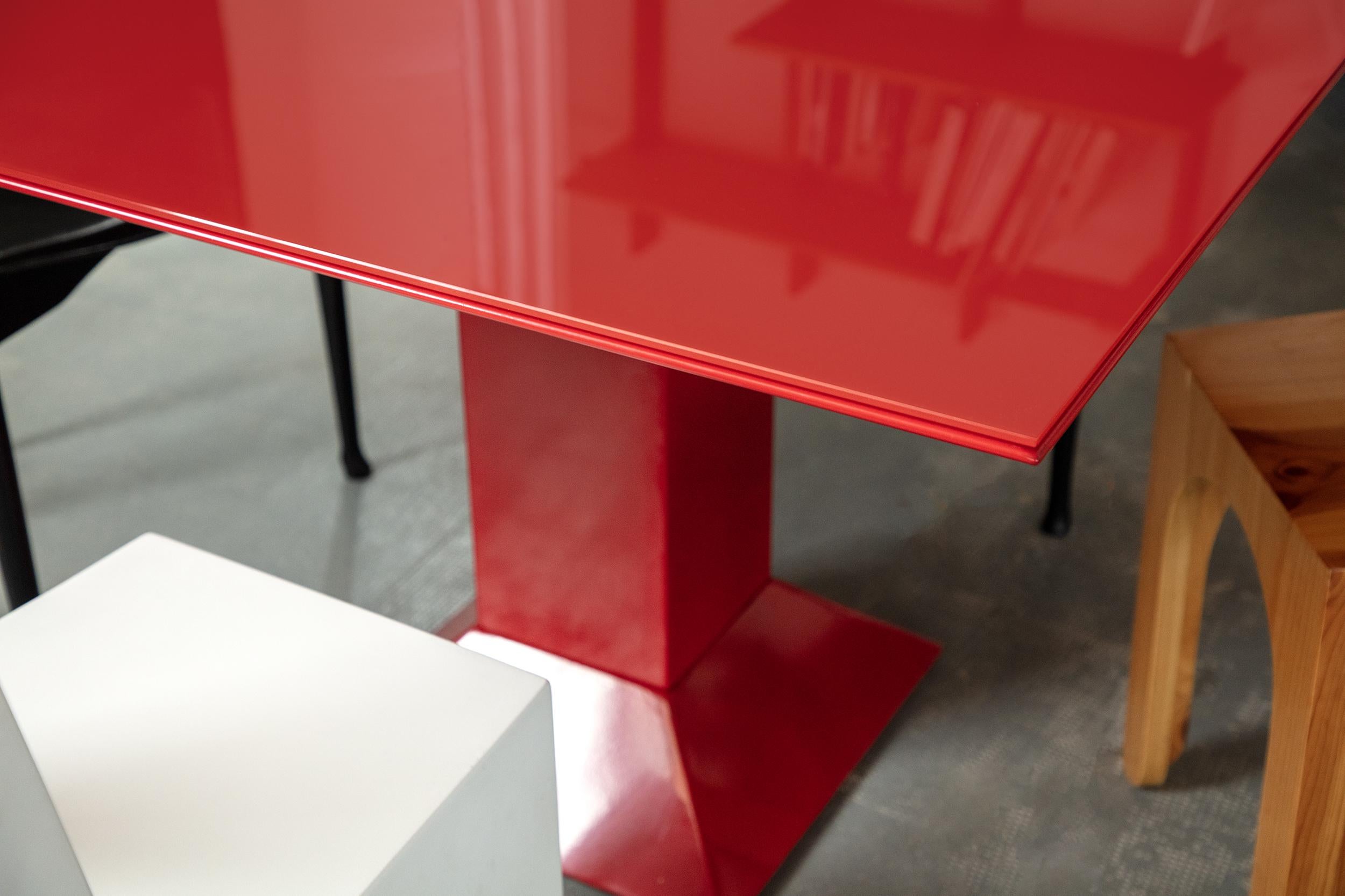 Table Mettsass, par Ettore Sottsass, Verre rouge, 20e siècle en vente 2