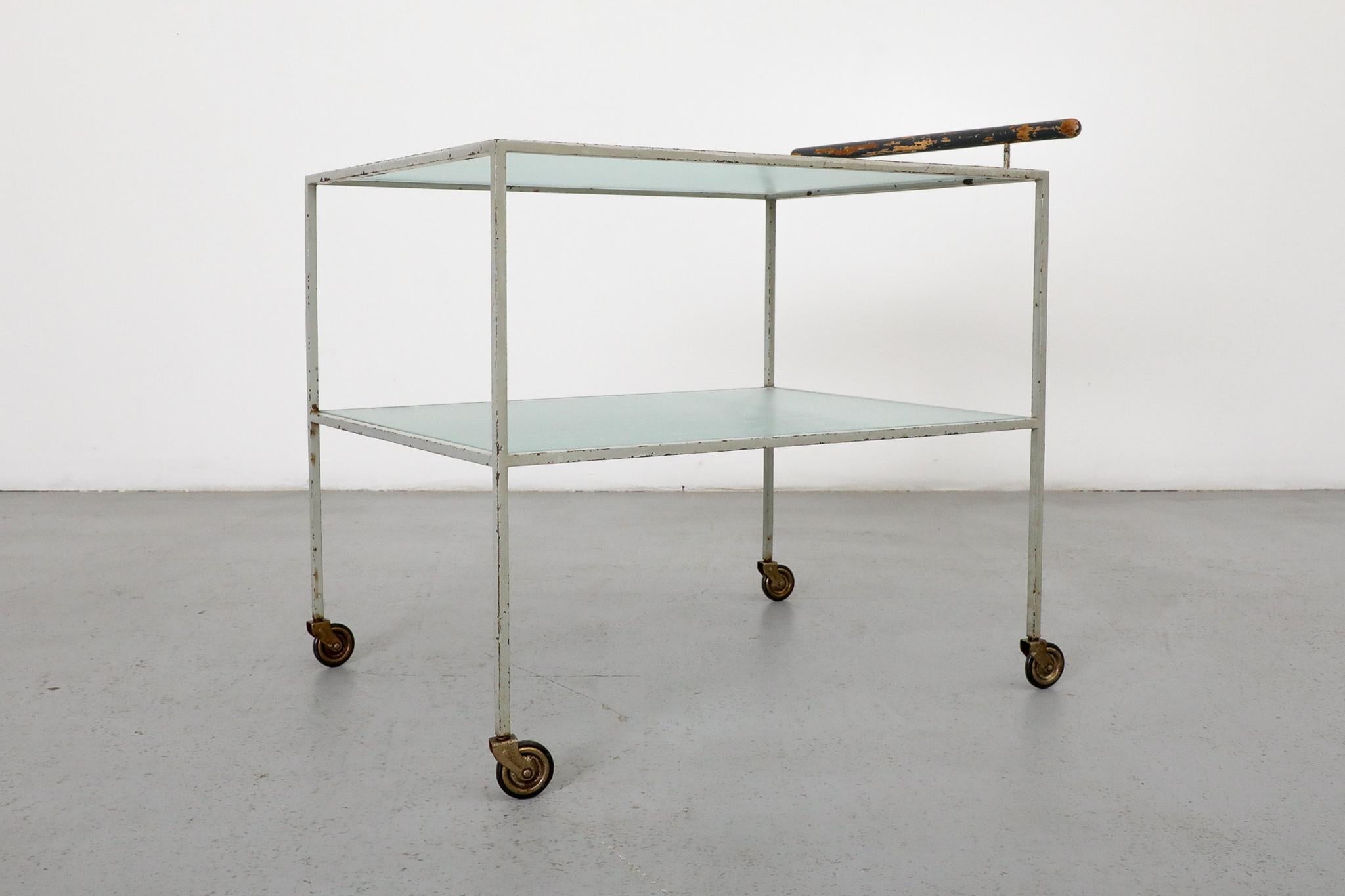 Metz & Co. Chariot de bar en verre et métal gris avec poignée en bois, style Bauhaus en vente 4