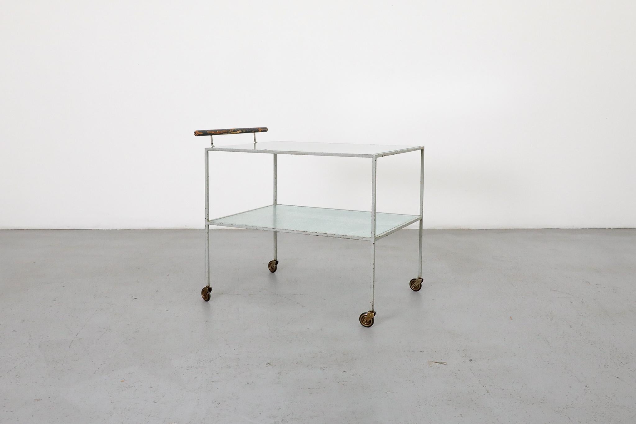 Néerlandais Metz & Co. Chariot de bar en verre et métal gris avec poignée en bois, style Bauhaus en vente