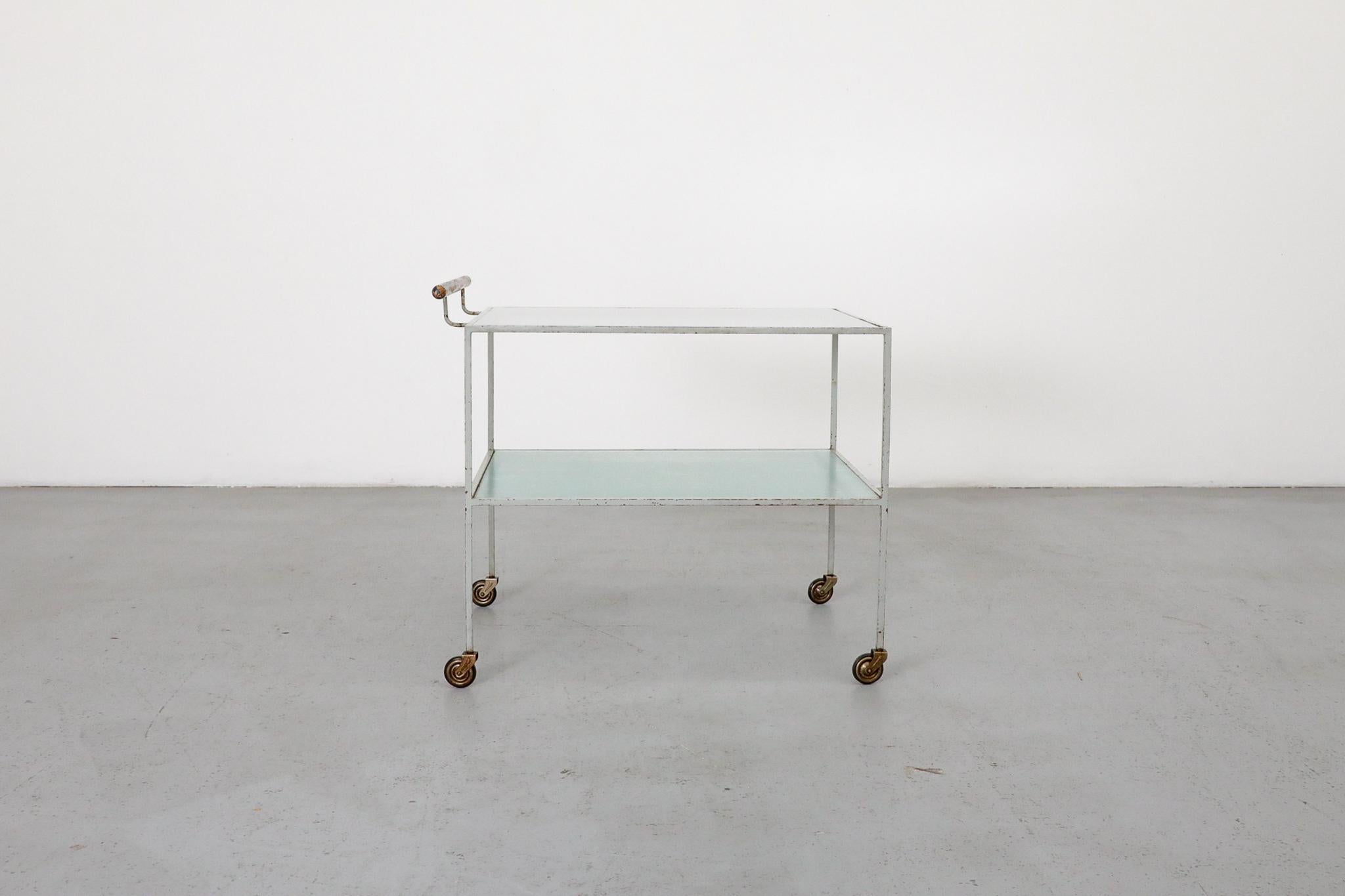 Metz & Co. Chariot de bar en verre et métal gris avec poignée en bois, style Bauhaus Bon état - En vente à Los Angeles, CA