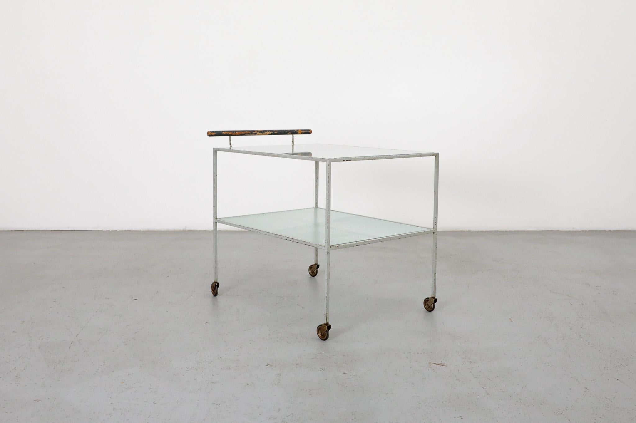 Milieu du XXe siècle Metz & Co. Chariot de bar en verre et métal gris avec poignée en bois, style Bauhaus en vente