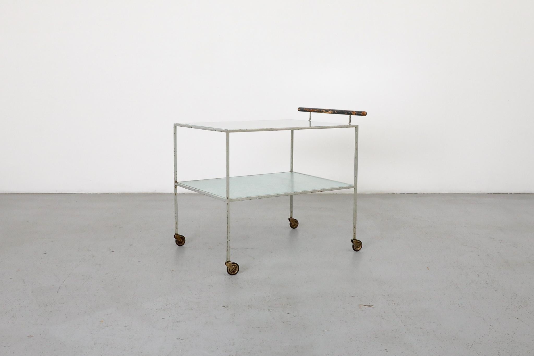 Metz & Co. Chariot de bar en verre et métal gris avec poignée en bois, style Bauhaus en vente 1