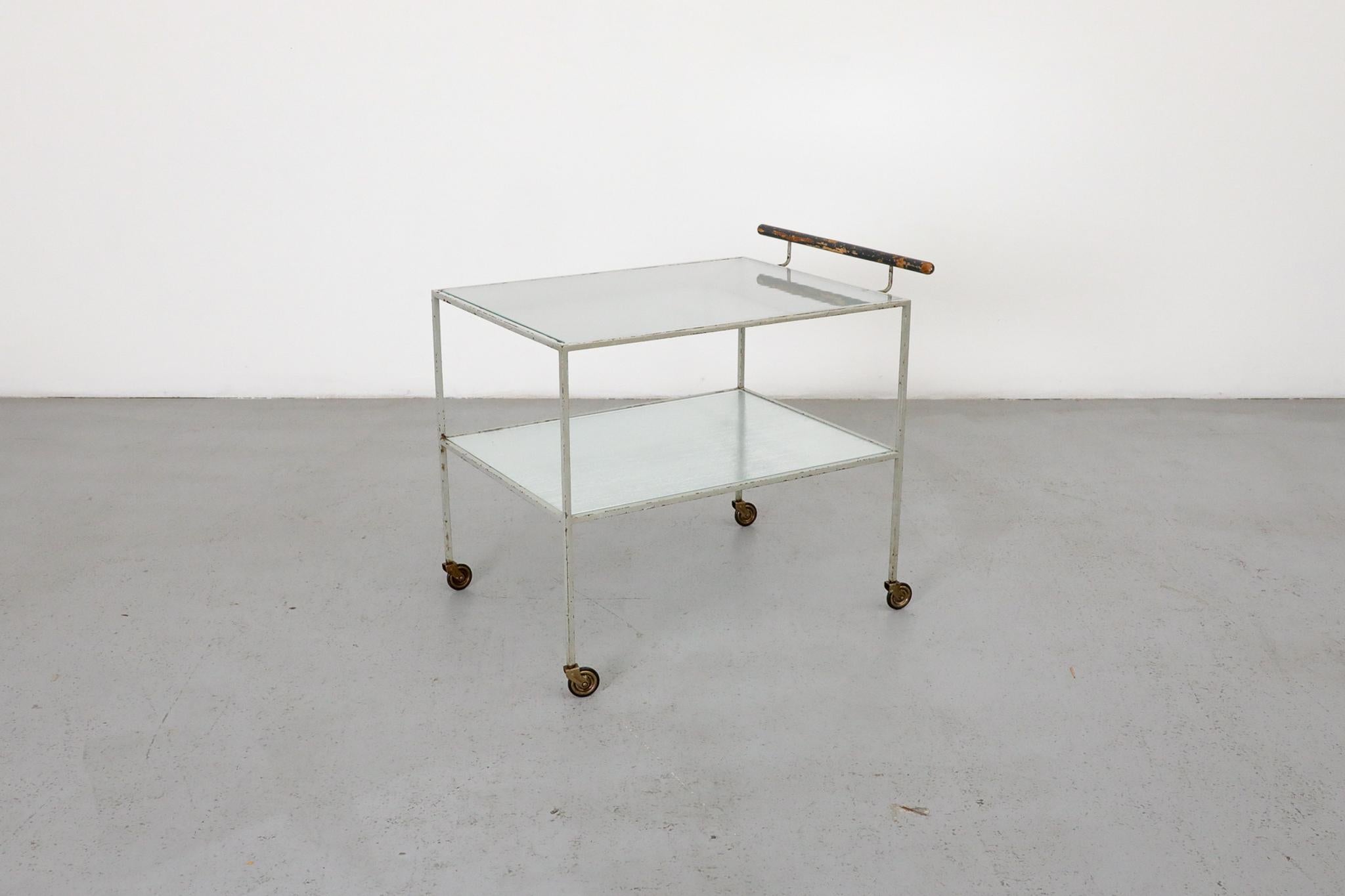 Metz & Co. Chariot de bar en verre et métal gris avec poignée en bois, style Bauhaus en vente 2