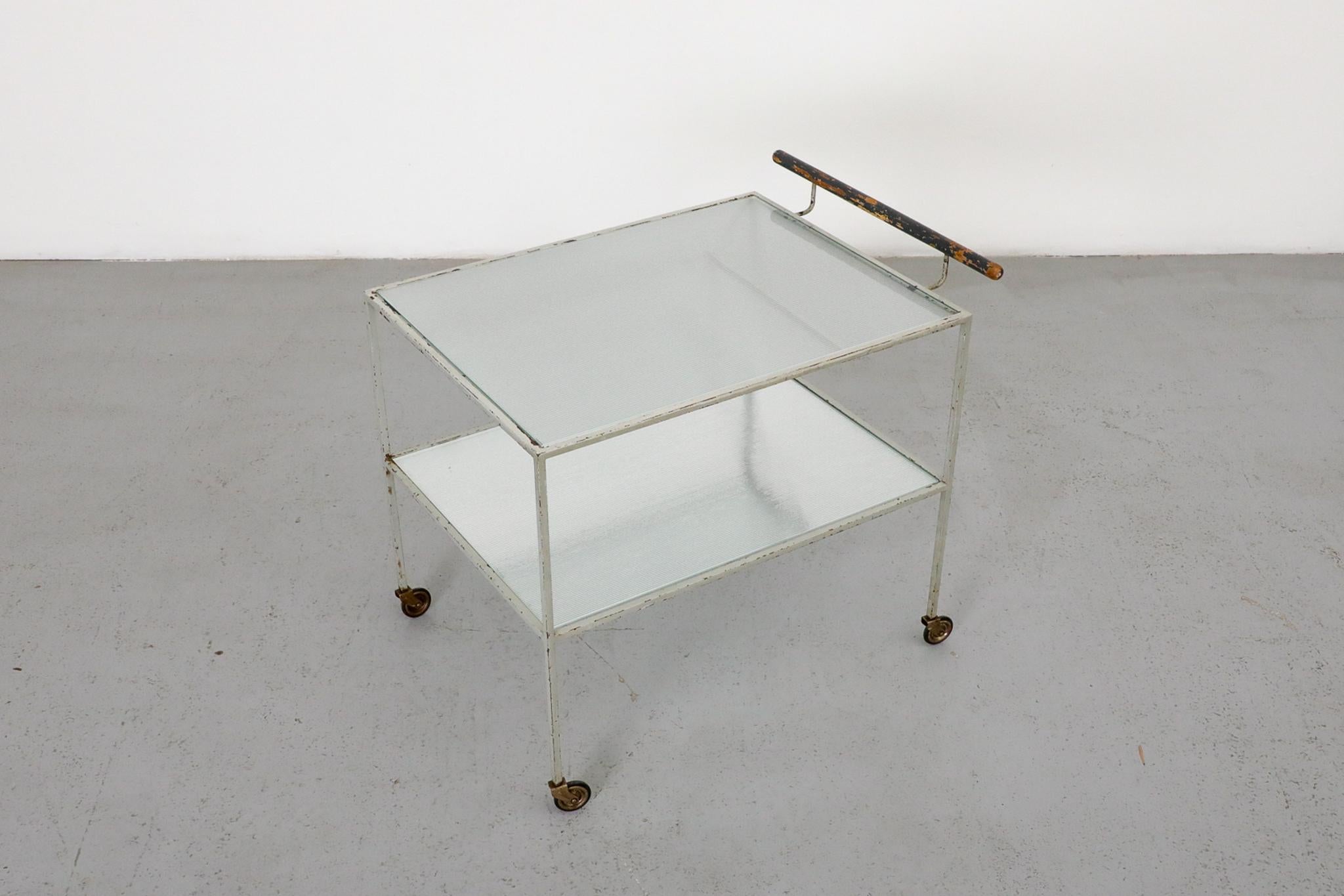 Metz & Co. Chariot de bar en verre et métal gris avec poignée en bois, style Bauhaus en vente 3