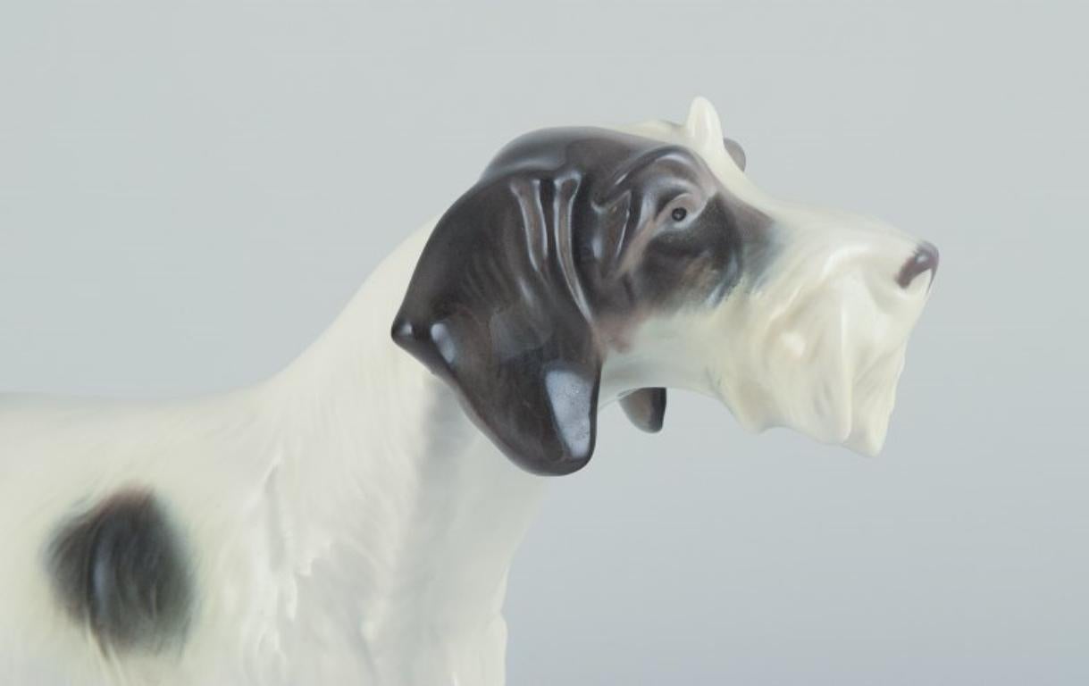 Metzler & Ortloff, Germany.  Porcelain figurine of an English Pointer. In Excellent Condition For Sale In Copenhagen, DK