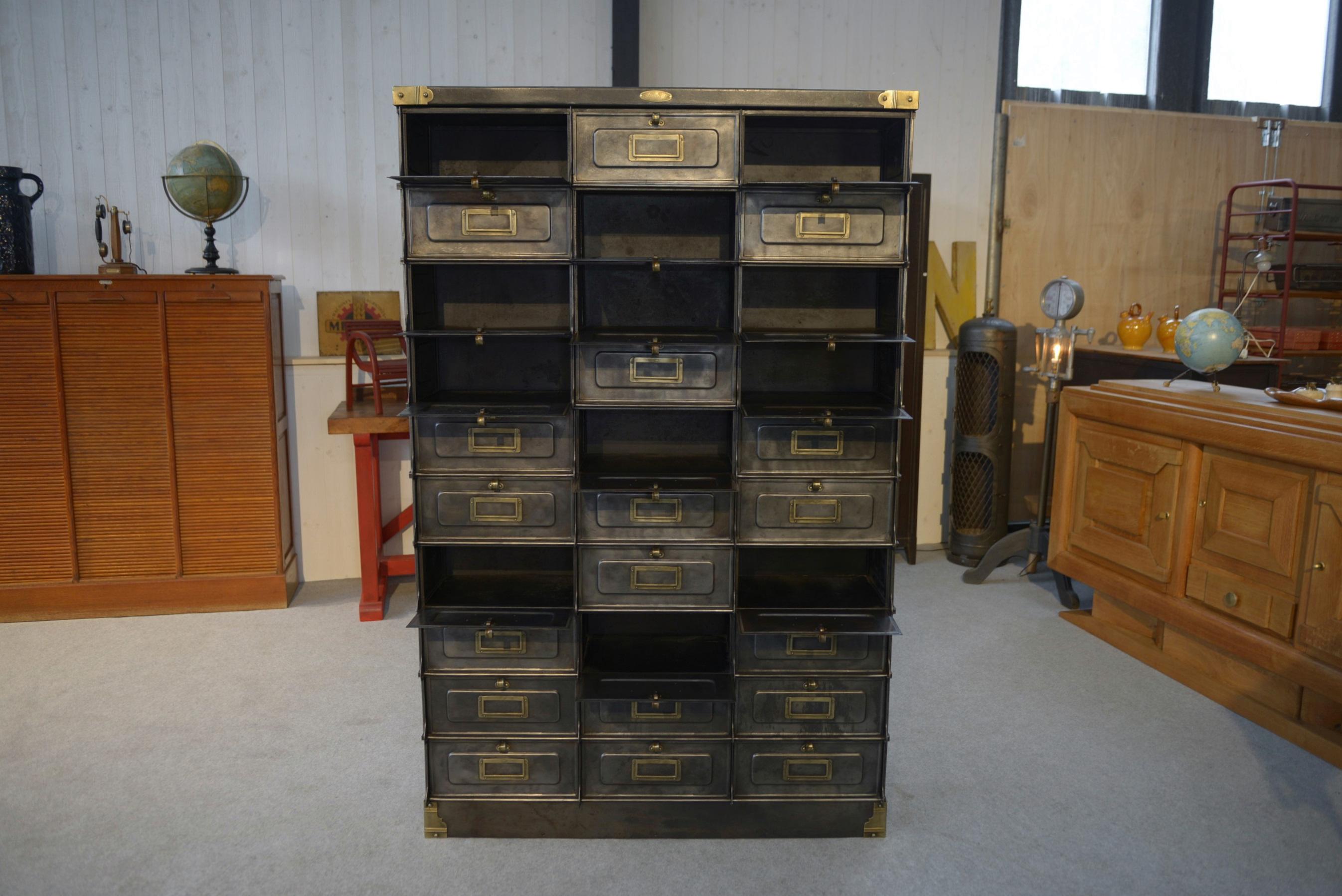Meuble à clapets STRAFOR travail français vers 1920's (Industriell) im Angebot