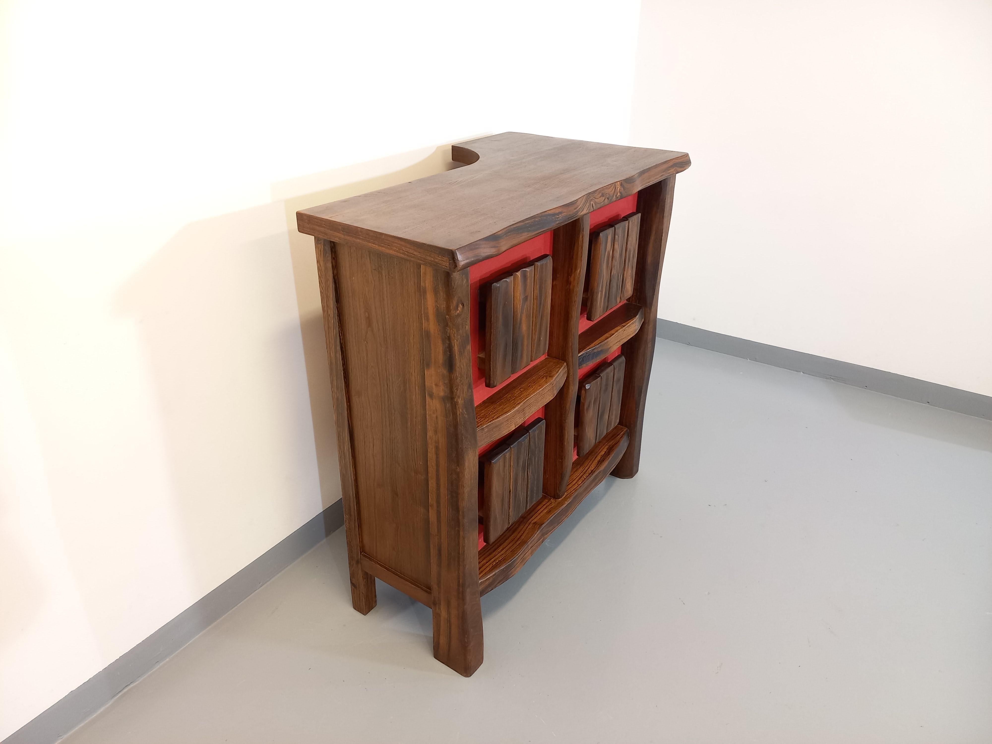 Meuble bar brutaliste lumineux Aranjou vintage des années 50 60 en orme massif en venta 3