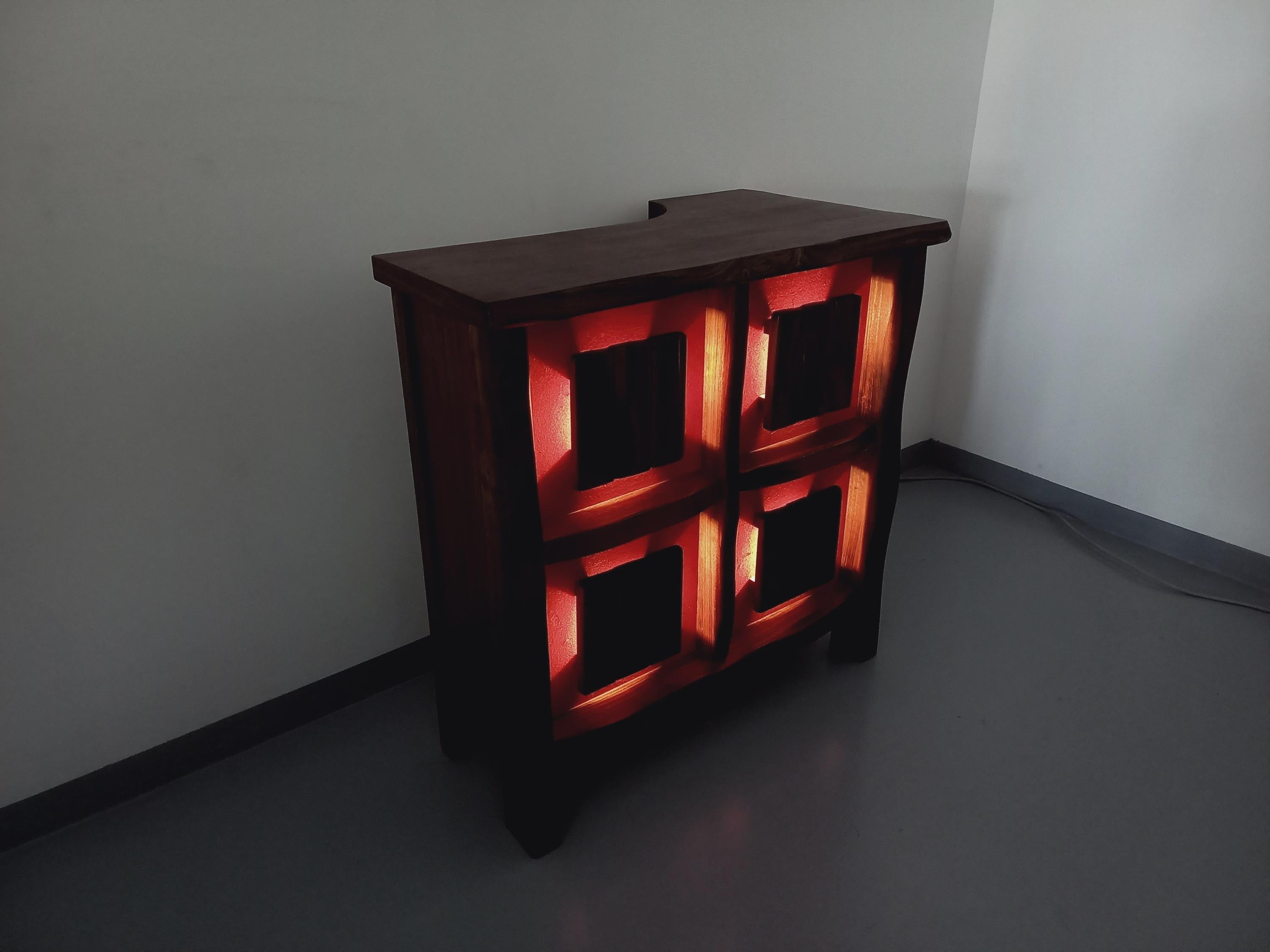 Meuble bar brutaliste lumineux Aranjou vintage des années 50 60 en orme massif en venta 4