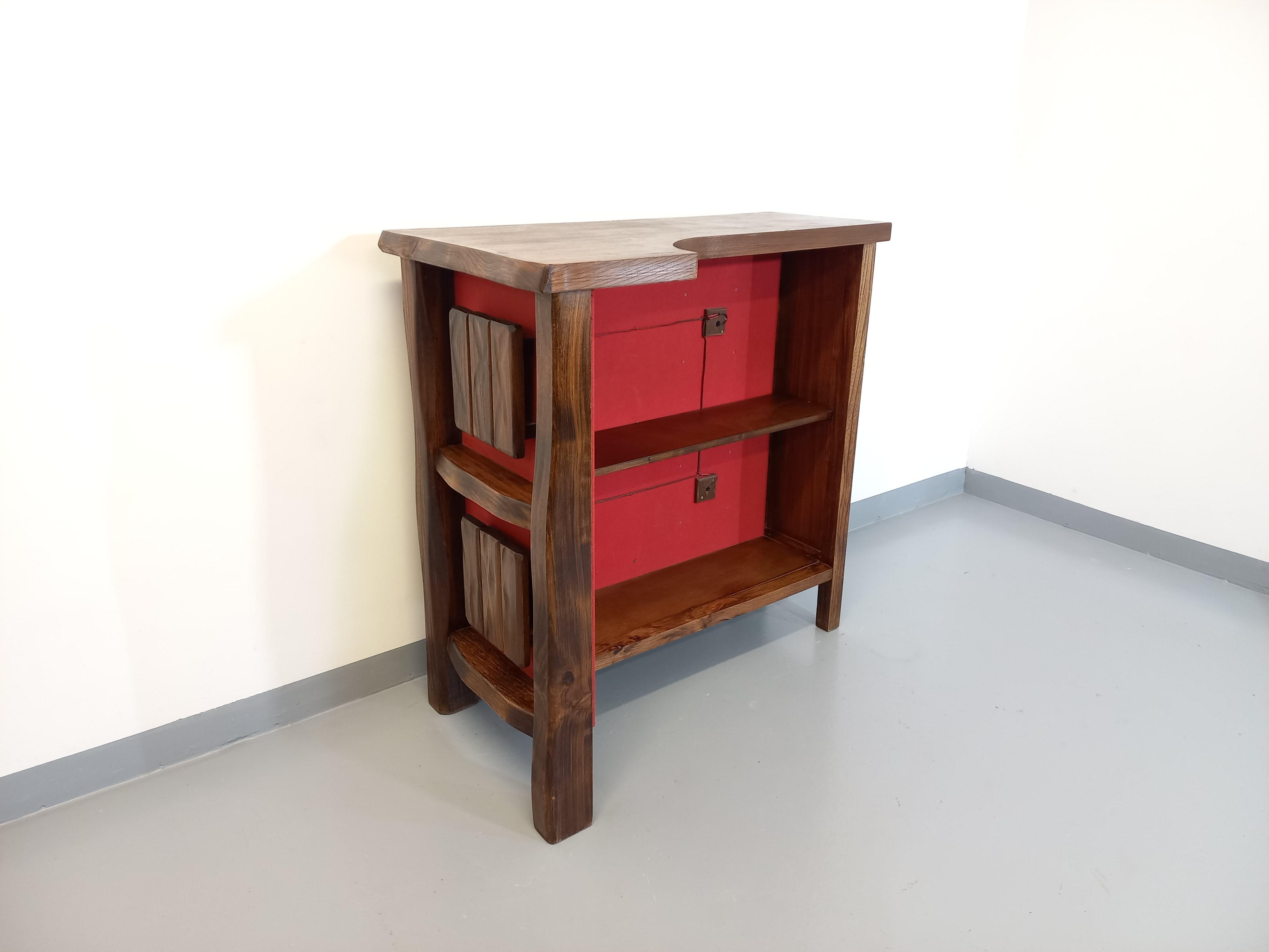 Meuble bar brutaliste lumineux Aranjou vintage des années 50 60 en orme massif en venta 8
