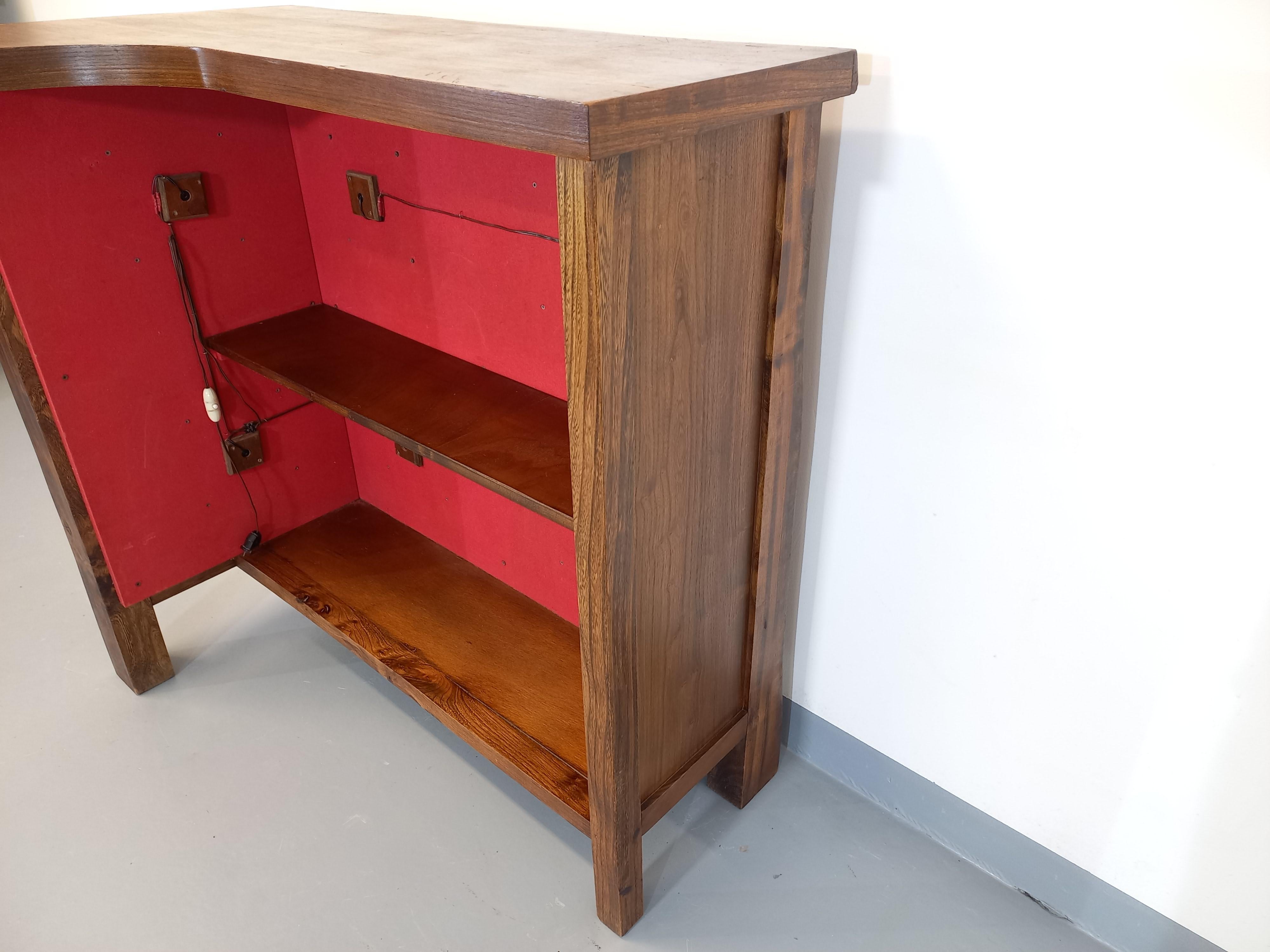 Meuble bar brutaliste lumineux Aranjou vintage des années 50 60 en orme massif en venta 9