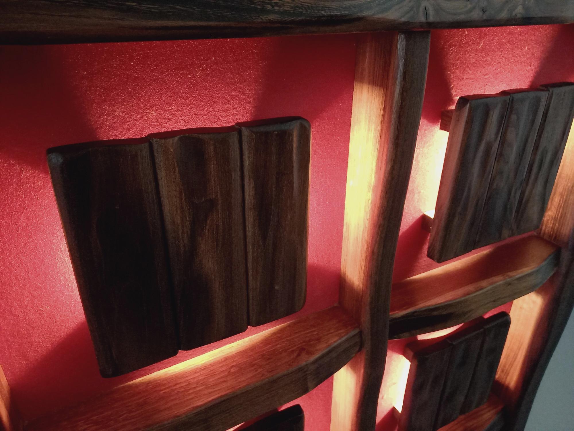 Mueble bar luminoso vintage de los años 50-60, por el fabricante francés Aranjou, estilo brutalista según el gusto del diseñador finlandés Olavi Hänninen, en madera maciza de roble y tejido flocado rojizo, compuesto de un armario, de 6 módulos