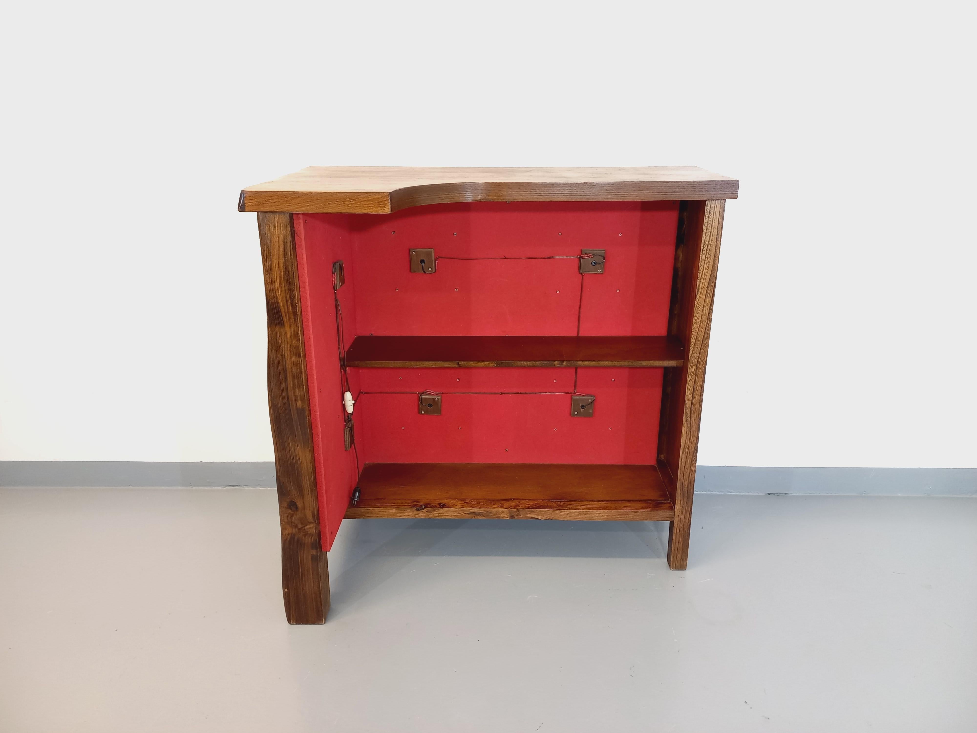 Meuble bar brutaliste lumineux Aranjou vintage des années 50 60 en orme massif Francés en venta