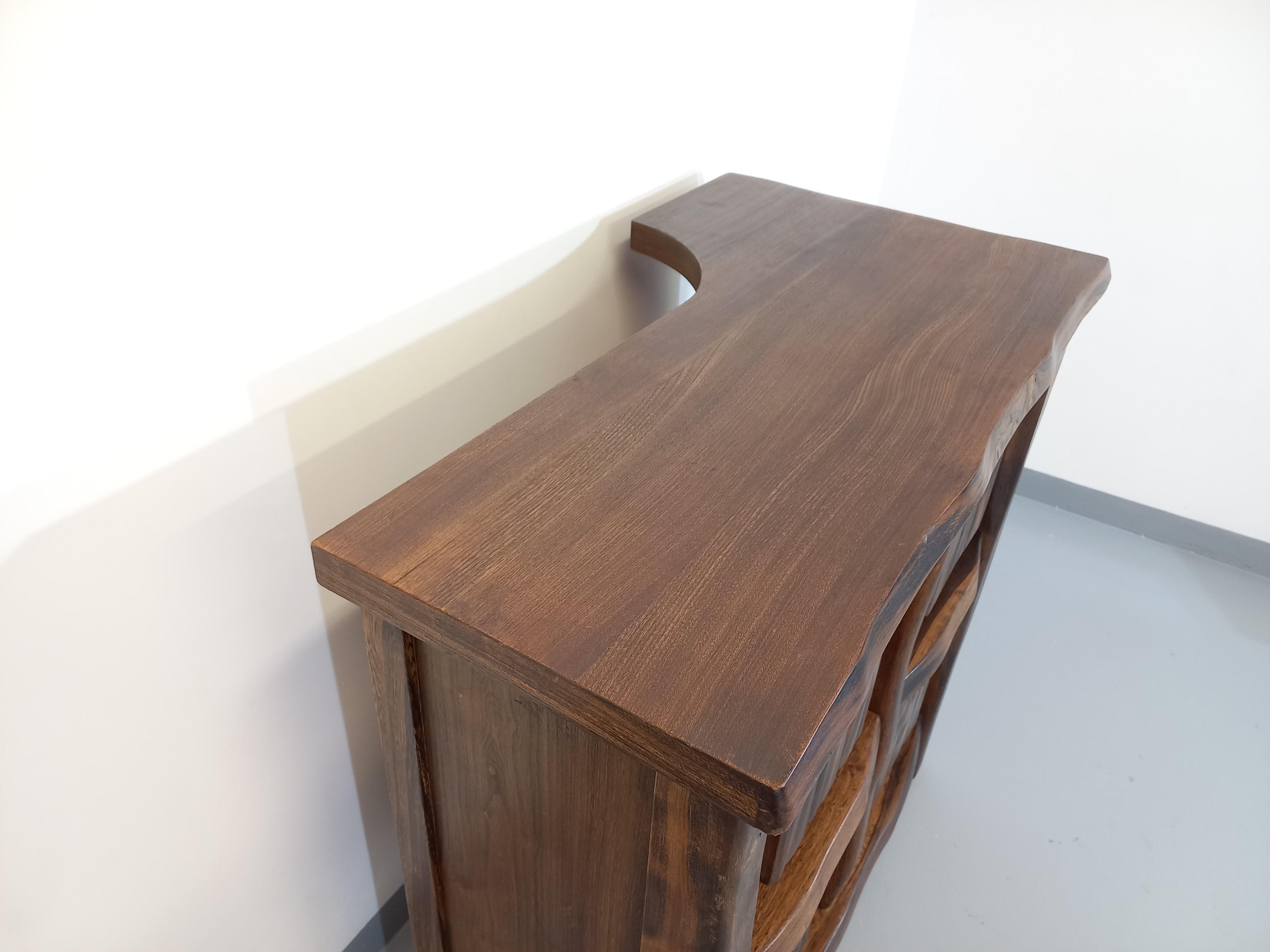 Meuble bar brutaliste lumineux Aranjou vintage des années 50 60 en orme massif en Bueno estado para la venta en BESANÇON, FR