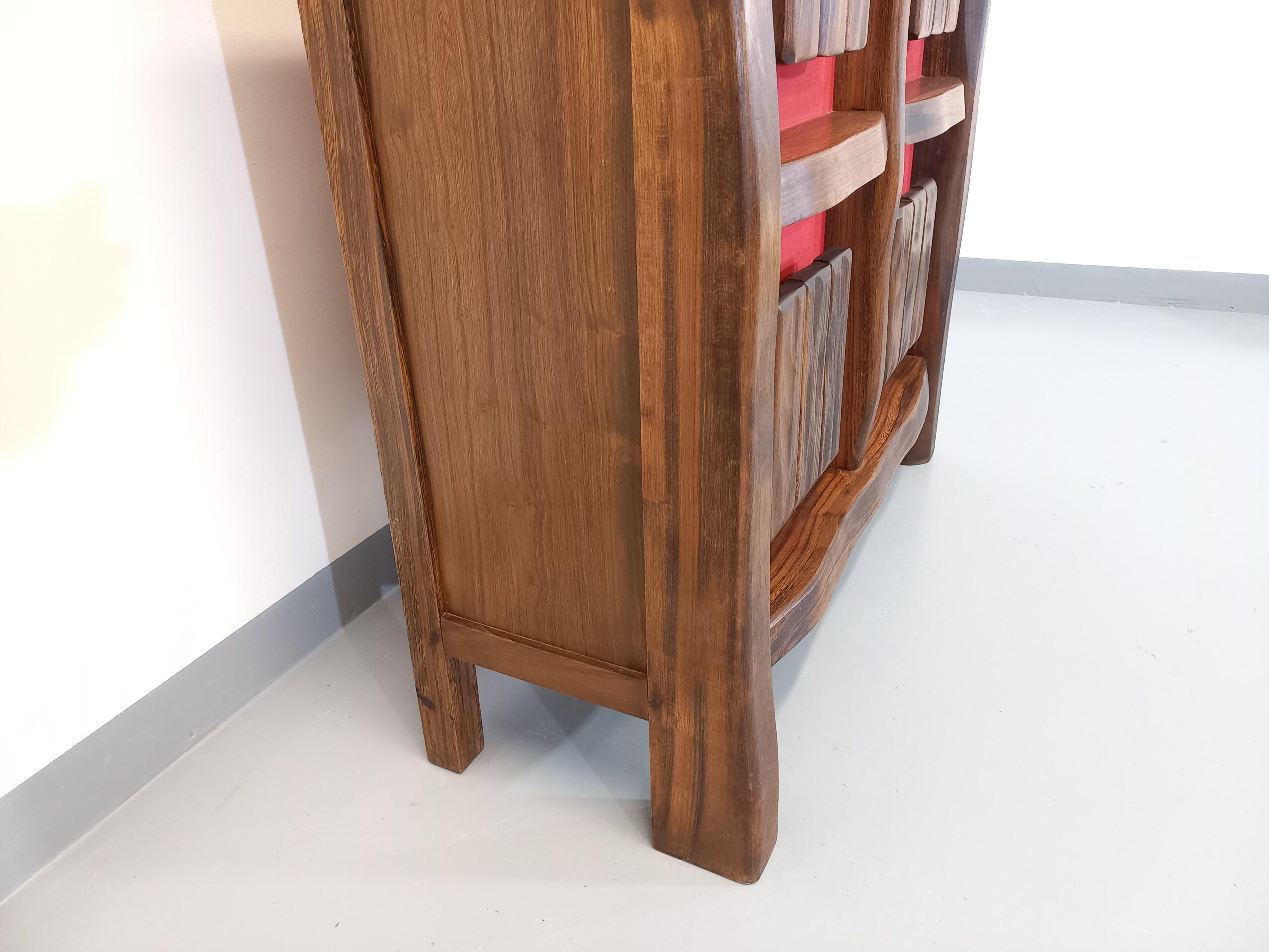 Meuble bar brutaliste lumineux Aranjou vintage des années 50 60 en orme massif mediados del siglo XX en venta