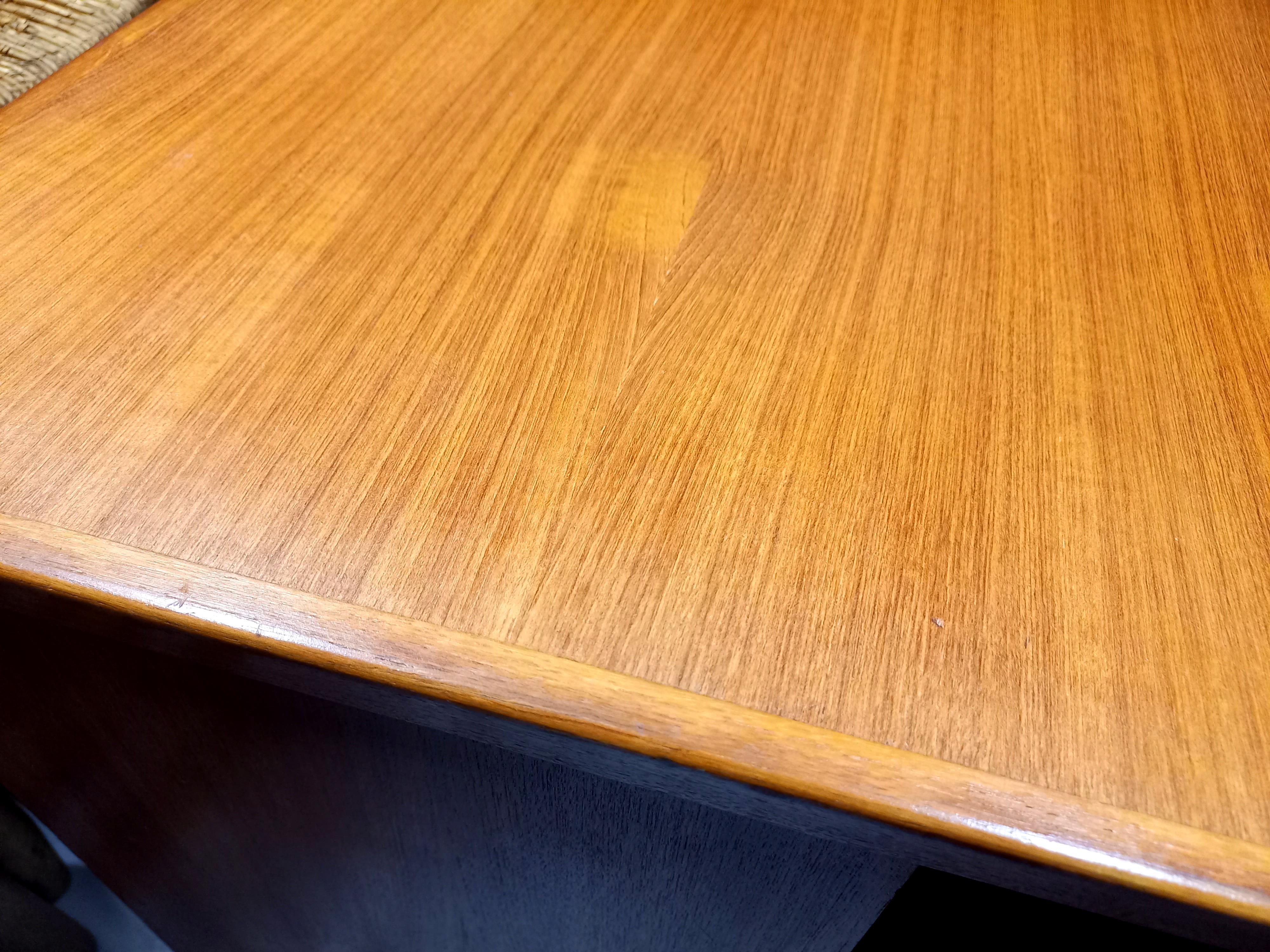 Meuble bar vintage pivotant style scandinave des années 60 70, en teck, pivote sur un pied cylindrique plaqué formica imitation bois, poubelle en bois intégrée. Très bon état général. Peut également être utilisé en table basse, table d’appoint ou