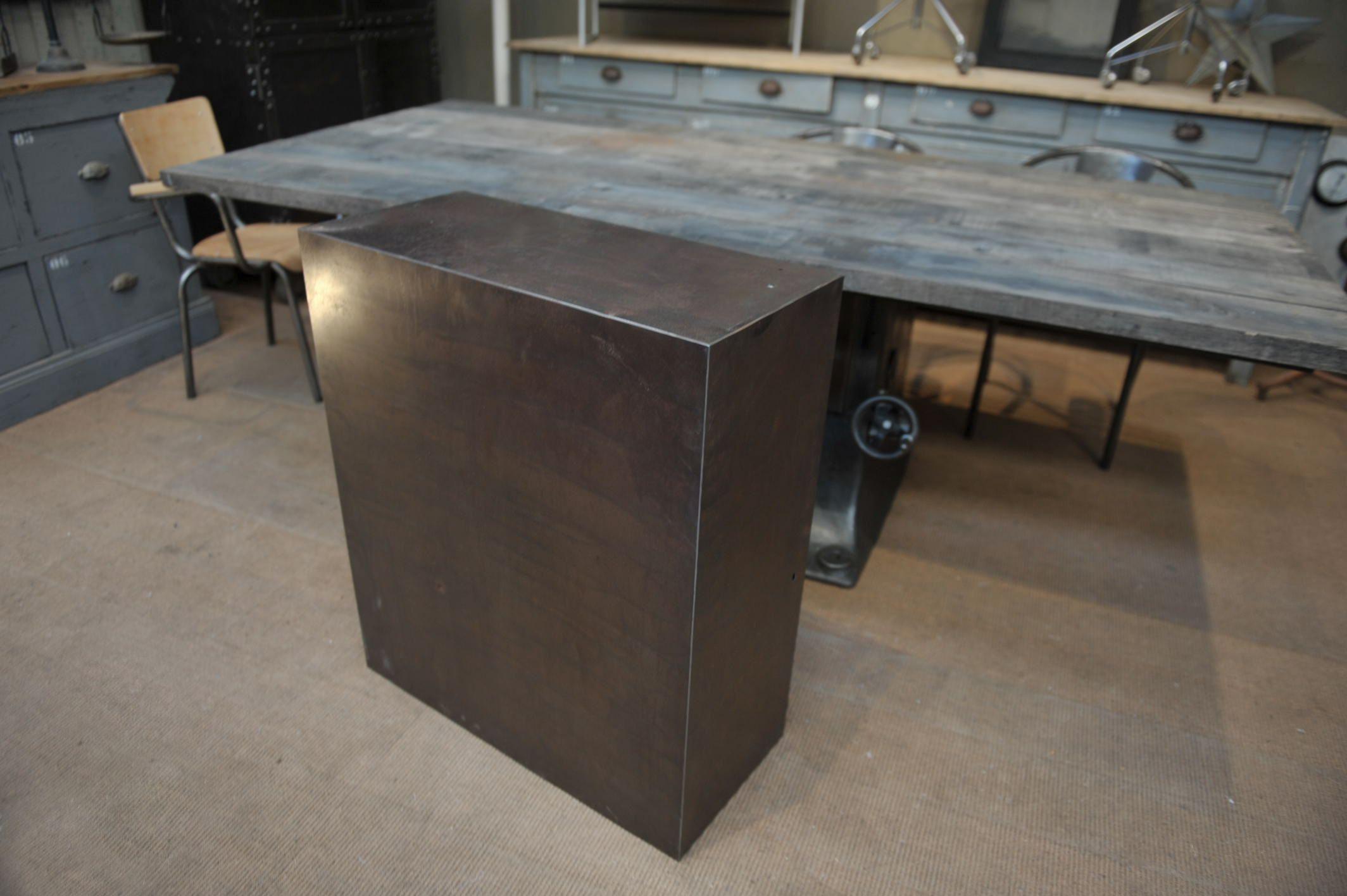 Meuble bas industriel 2 tiroirs 1950s en vente 3