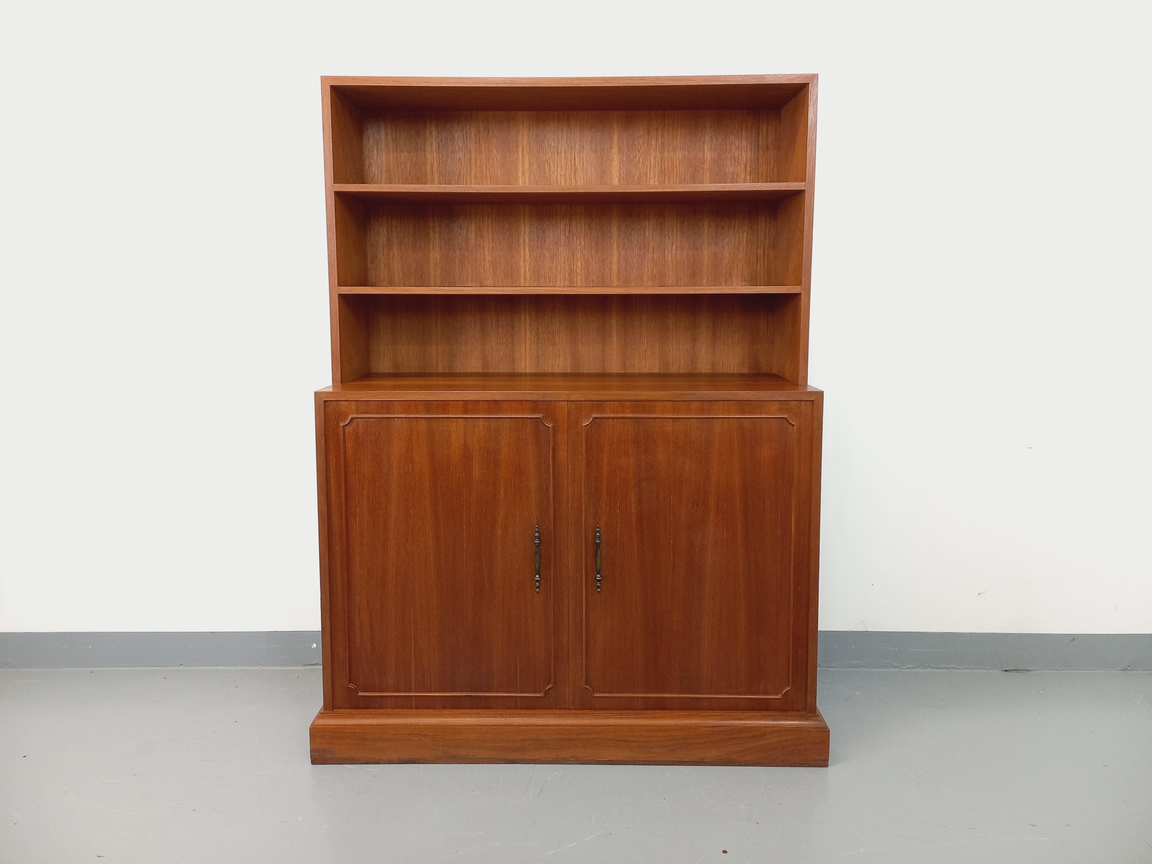Meuble bibliothèque de rangement ou vaisselier anglais vintage des années 60, en teck, sur plinthe pleine, 2 étagères ouvertes et 2 portes avec étagère intérieure en partie basse avec poignées laiton, très bon état.
Rif. 240 731
Altezza: 141
