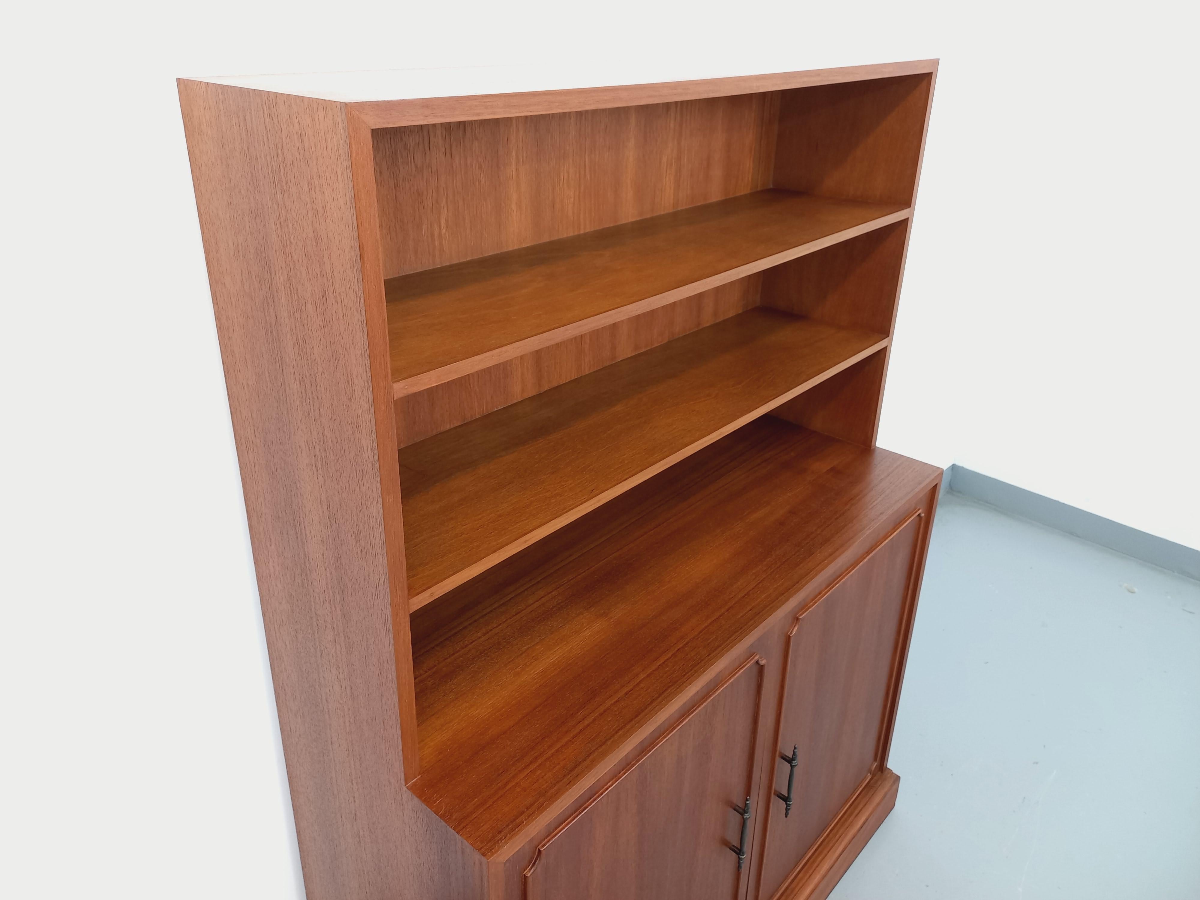 Metà XX secolo Meuble bibliothèque de rangement vintage en teck des années 60 in vendita