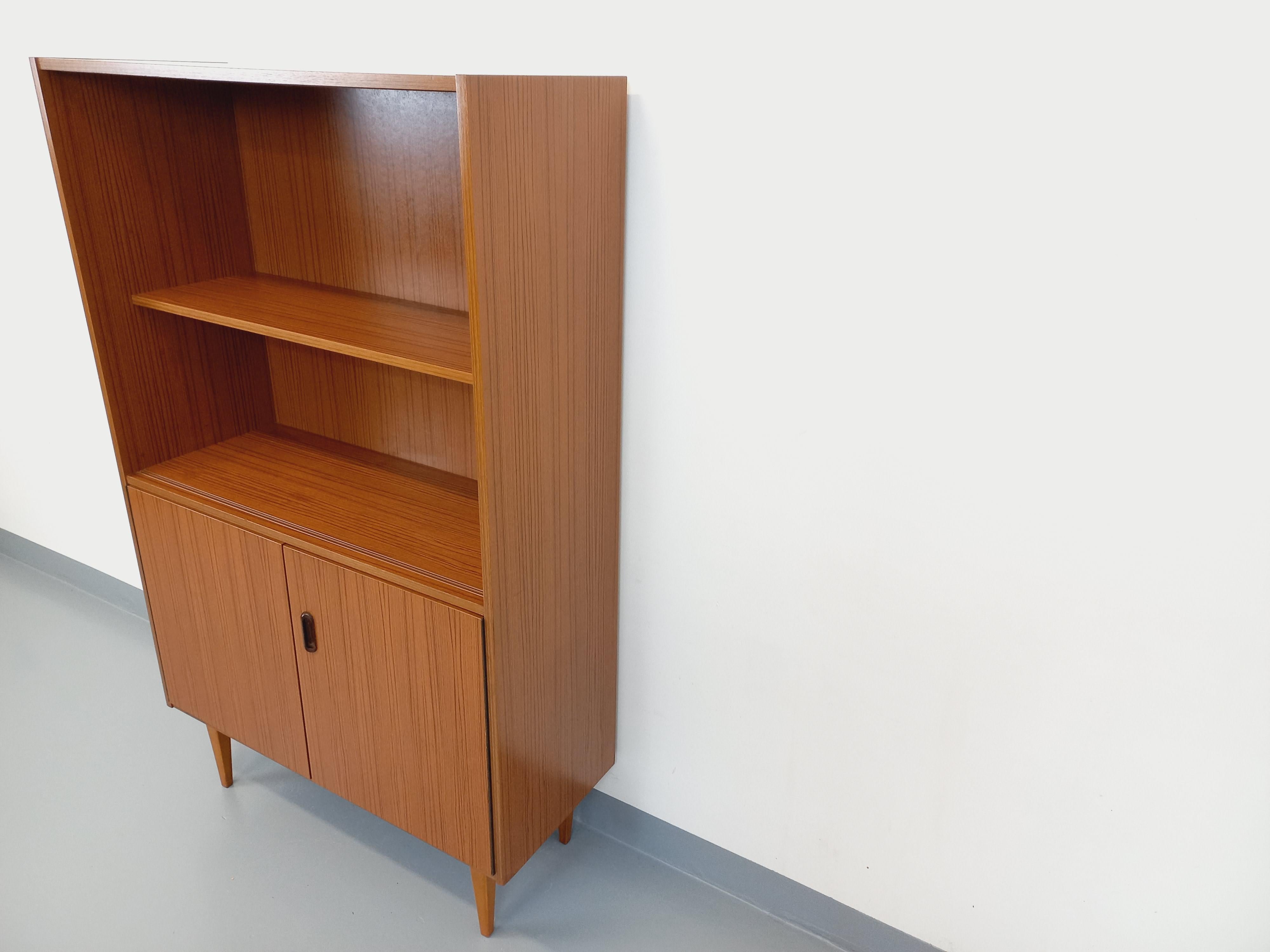 Meuble bibliothèque de rangement vintage style scandinave en mélaminé et teck For Sale 8
