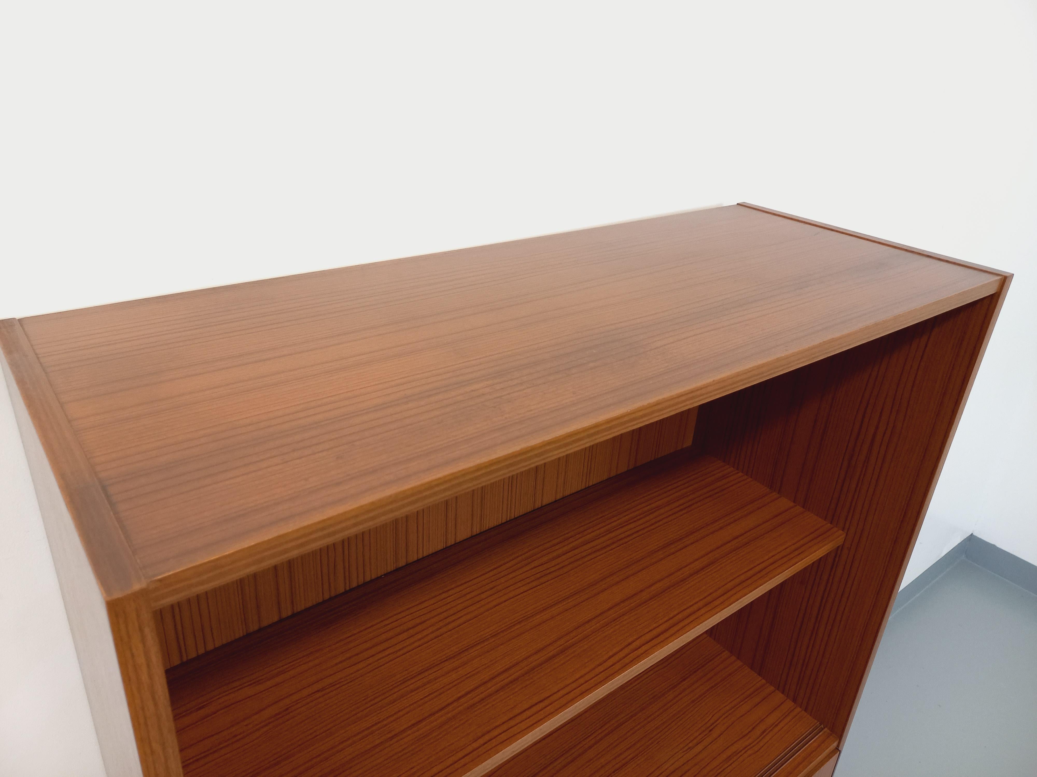Meuble bibliothèque de rangement vintage style scandinave en mélaminé et teck In Good Condition For Sale In BESANÇON, FR
