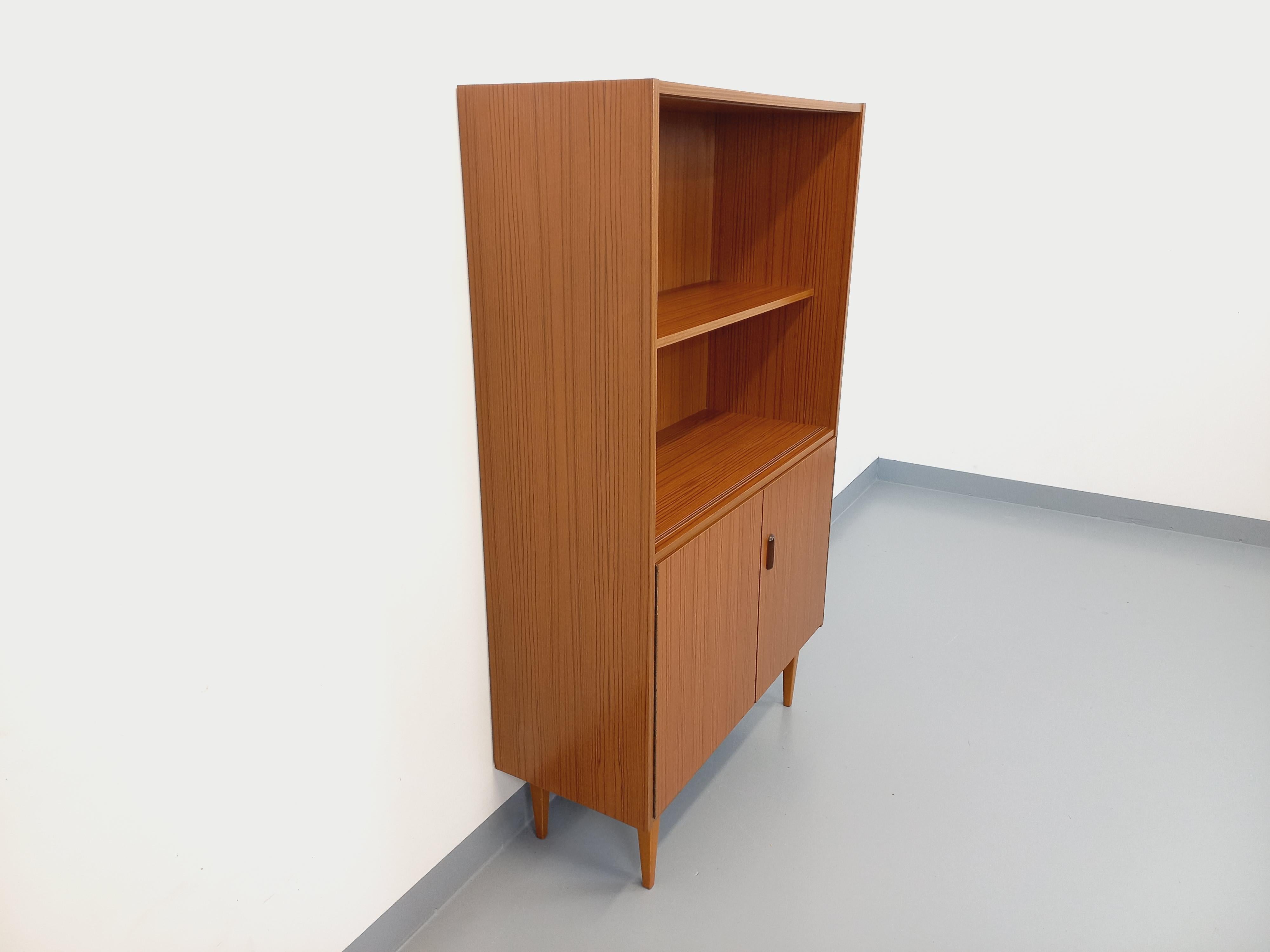 Meuble bibliothèque de rangement vintage style scandinave en mélaminé et teck For Sale 2
