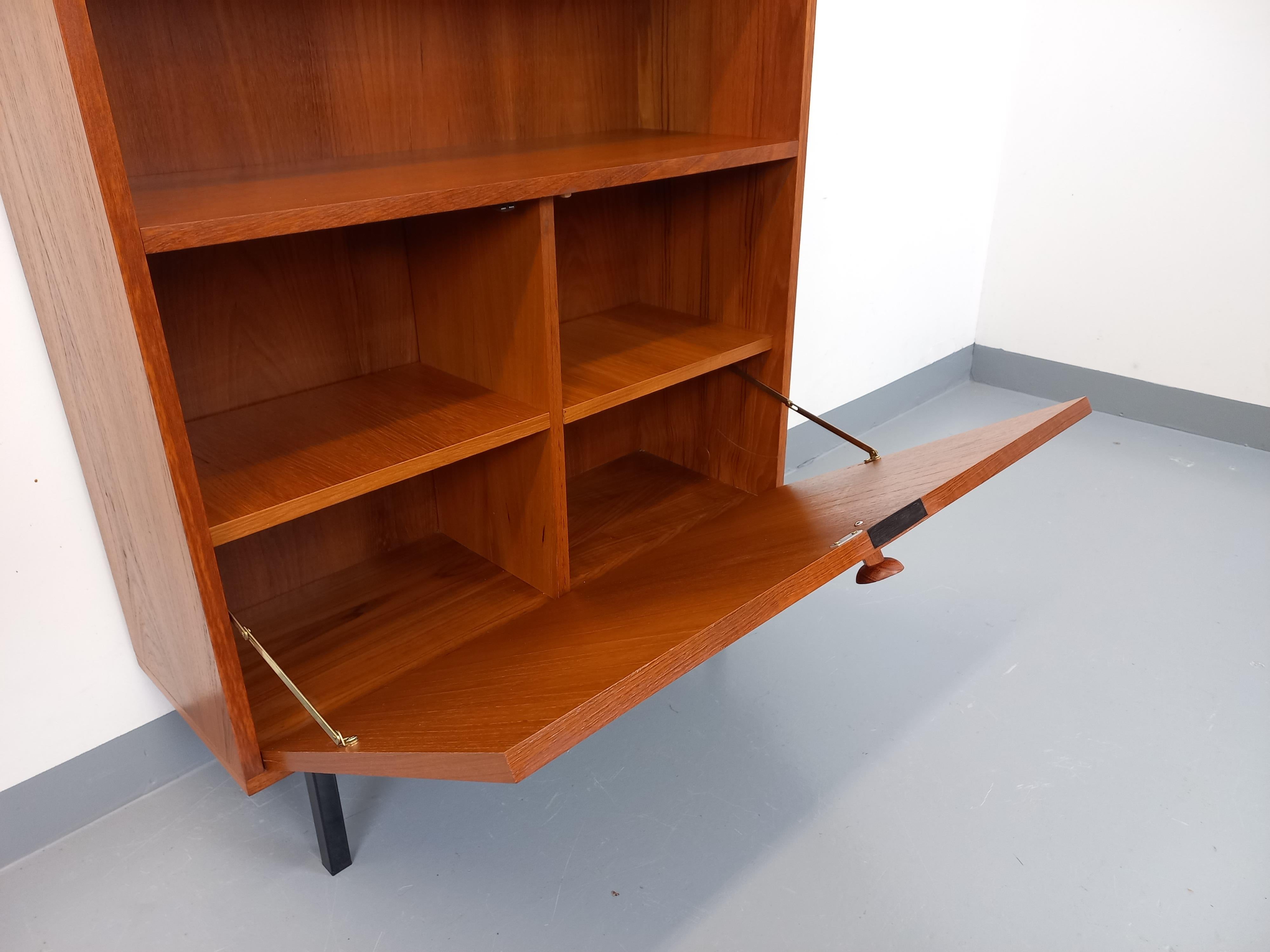 Bücherschrank im Vintage-Stil, skandinavisch und modern, aus Teakholz im Angebot 4