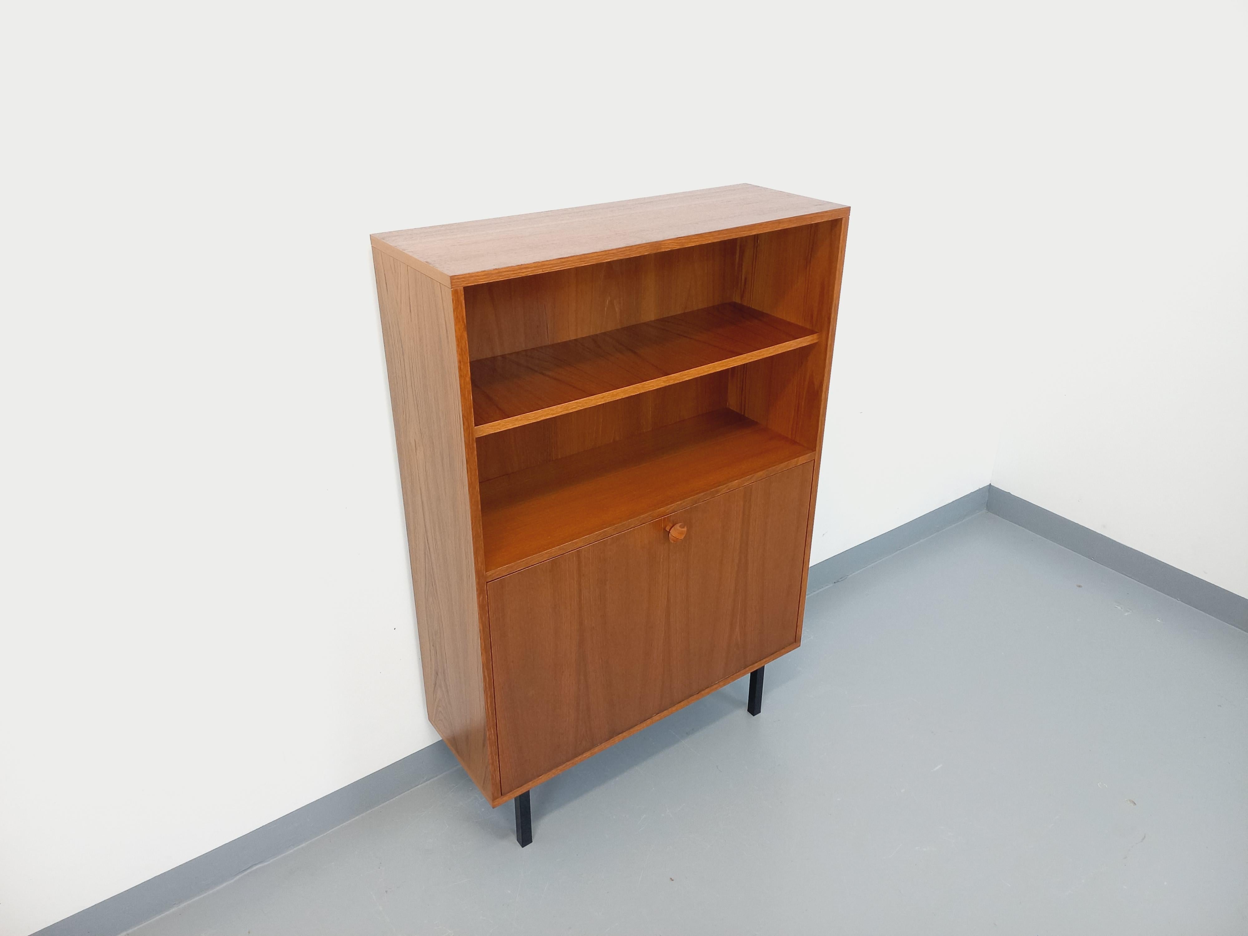 Bücherschrank im Vintage-Stil, skandinavisch und modern, aus Teakholz im Angebot 5